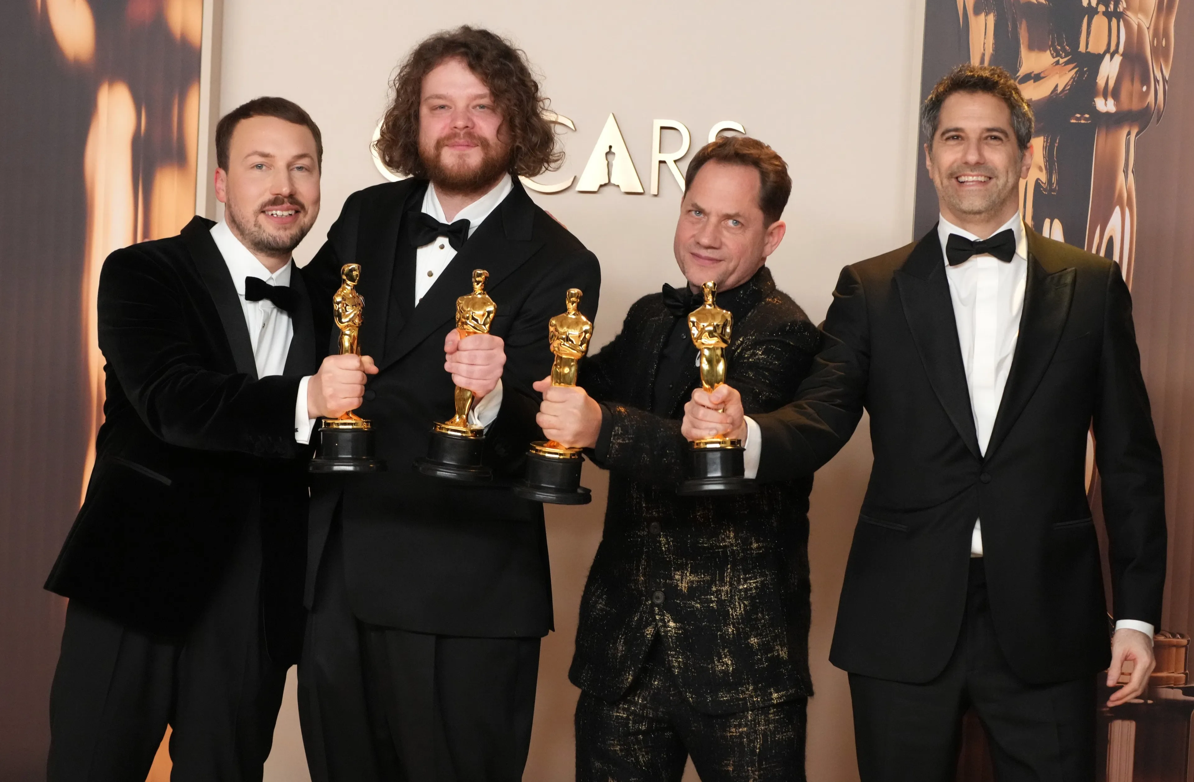 (Слева направо) Гинц Зилбалодис, Матисс Кажа, Рон Дайенс и Грегори Залкман, победители в номинации «Лучший анимационный полнометражный фильм» за фильм «Поток» | Getty Images