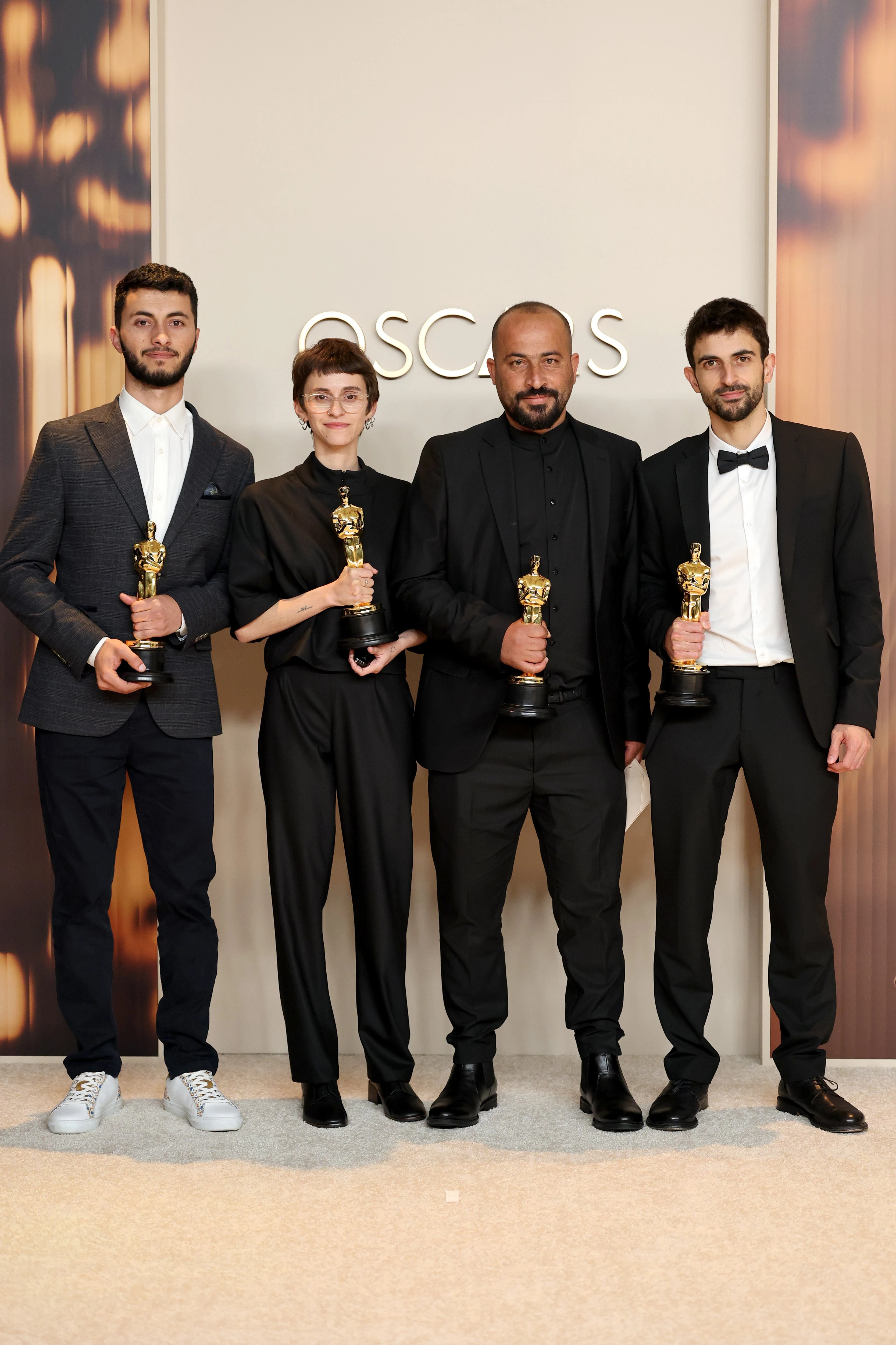 (Слева направо) Базел Адра, Рэйчел Сзор, Хамдан Баллал, Юваль Абрахам, победители в номинации «Лучший документальный полнометражный фильм» за фильм «Другой земли нет» | Getty Images