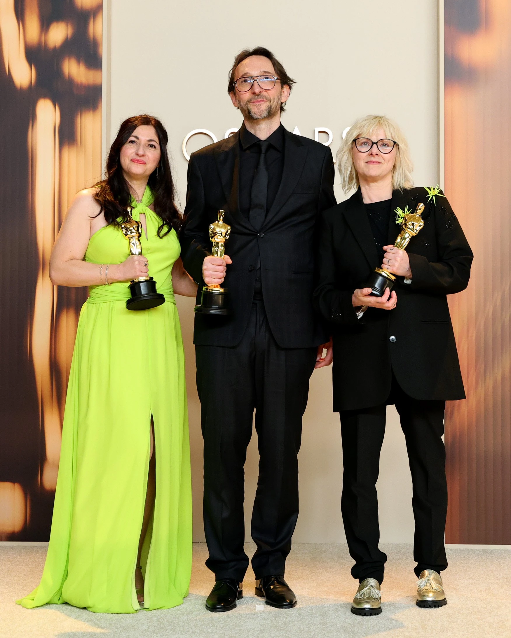 (Слева направо) Мэрилин Скарселли, Пьер-Оливье Персен и Стефани Гийон, лауреаты премии в области макияжа и прически за фильм «Субстанция» | Getty Images