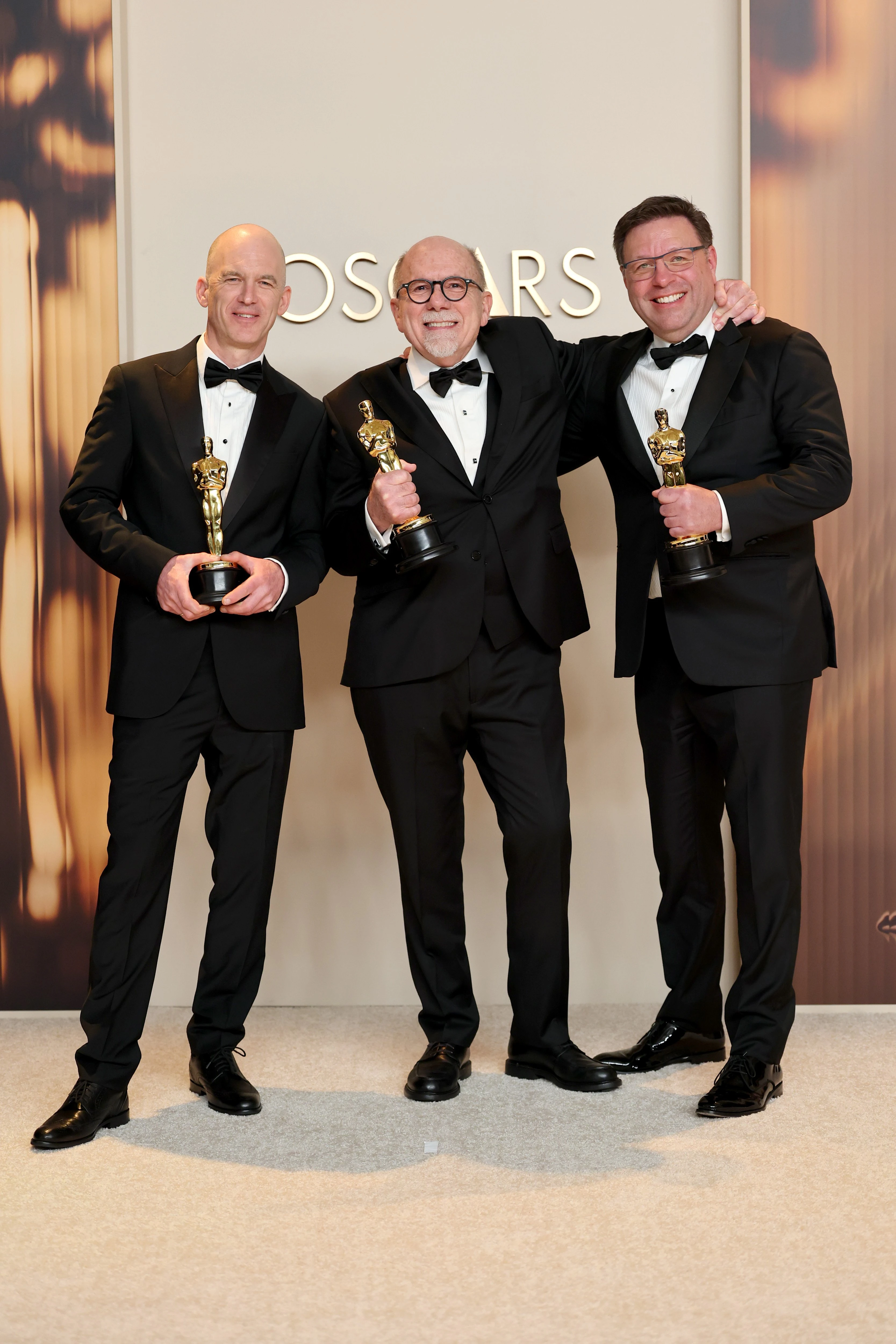 (Слева направо) Гарет Джон, Ричард Кинг и Рон Бартлетт, лауреаты премии «За достижения в области звука» за фильм «Дюна: часть вторая»| Getty Images