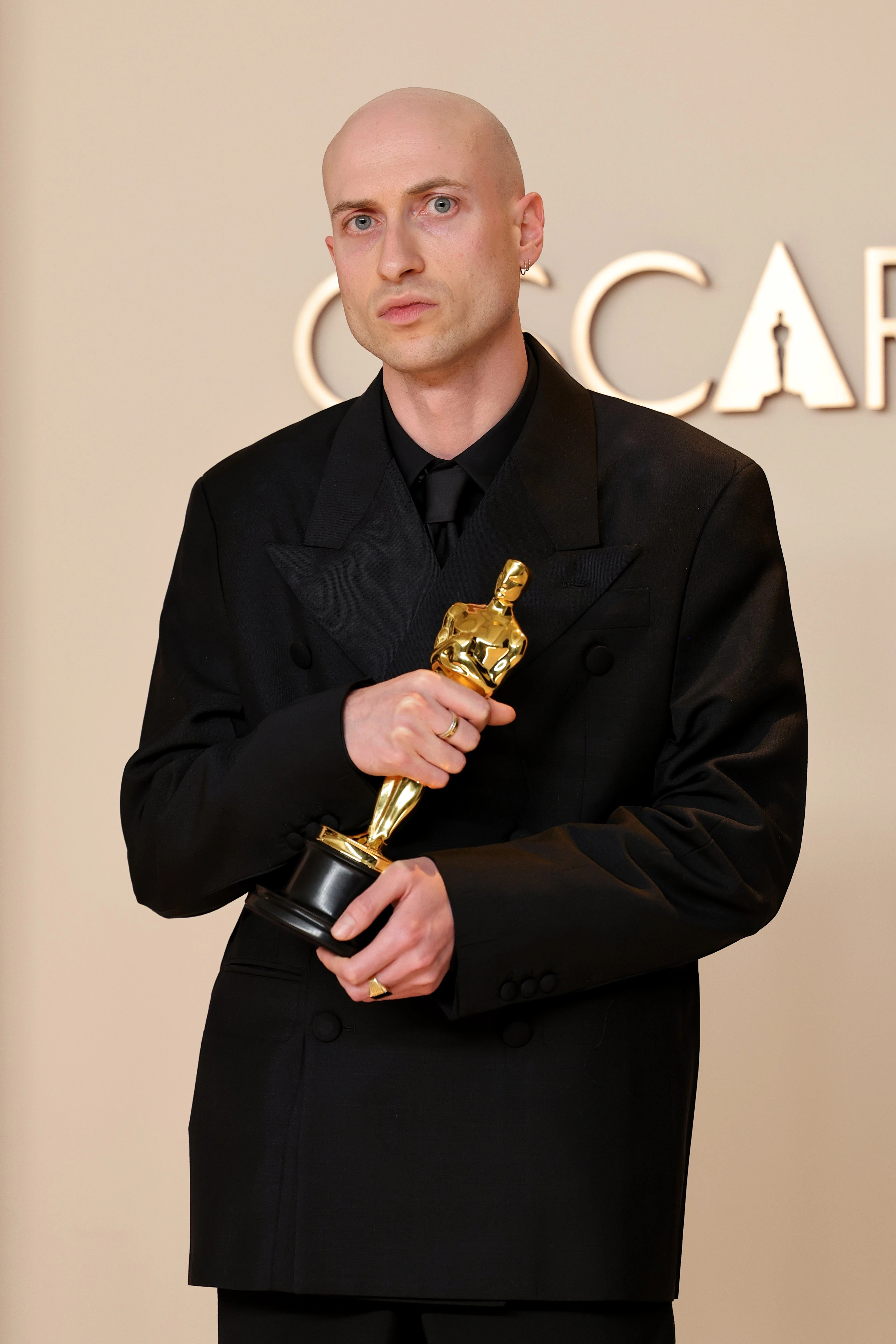 Дэниел Блумберг, обладатель премии за лучшую оригинальную музыку к фильму «Бруталист» | Getty Images