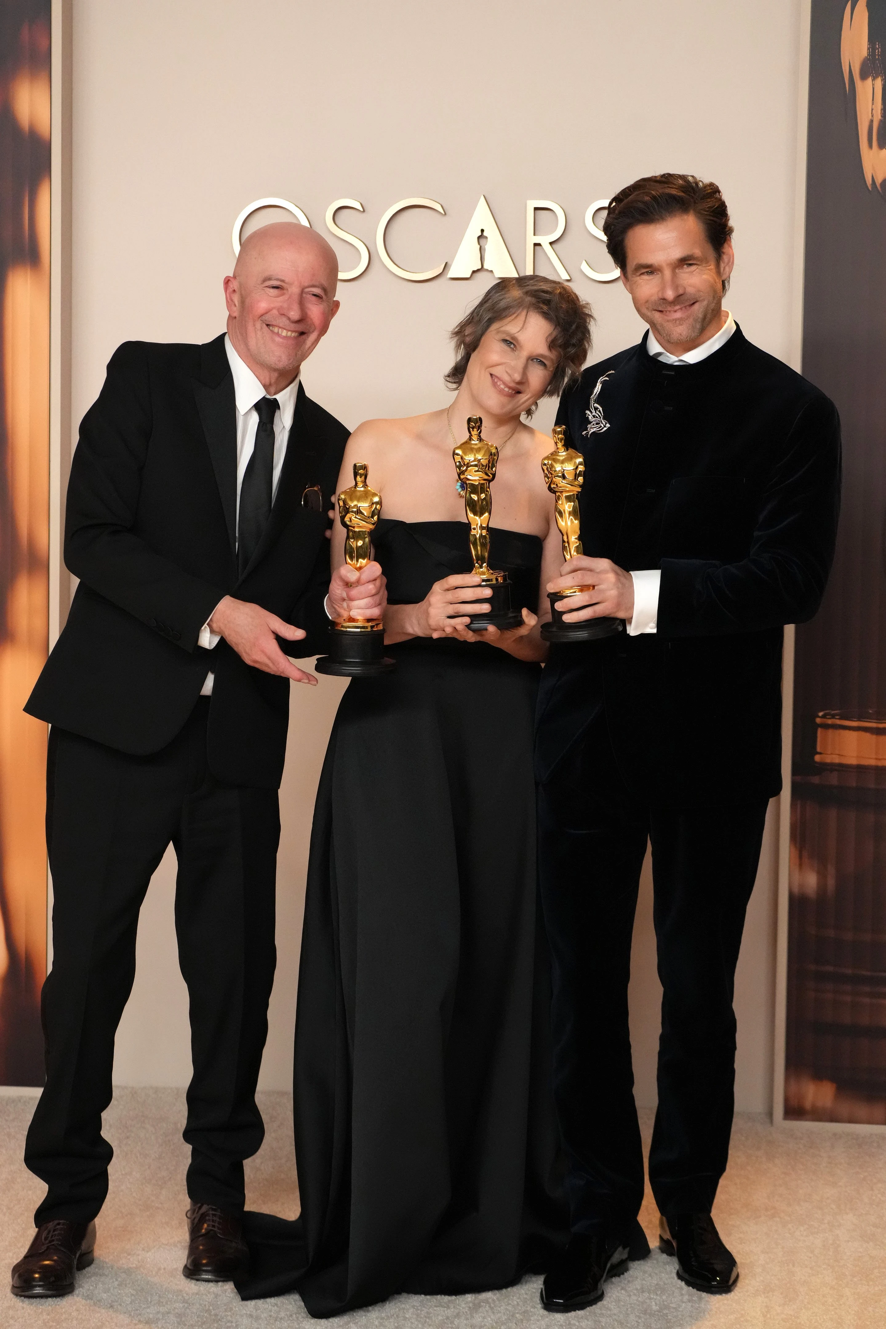 (Слева направо) Жак Одиар, Камиль и Клеман Дюколь, победители в номинации «Лучшая оригинальная песня» за фильм «Эмилия Перес» | Getty Images