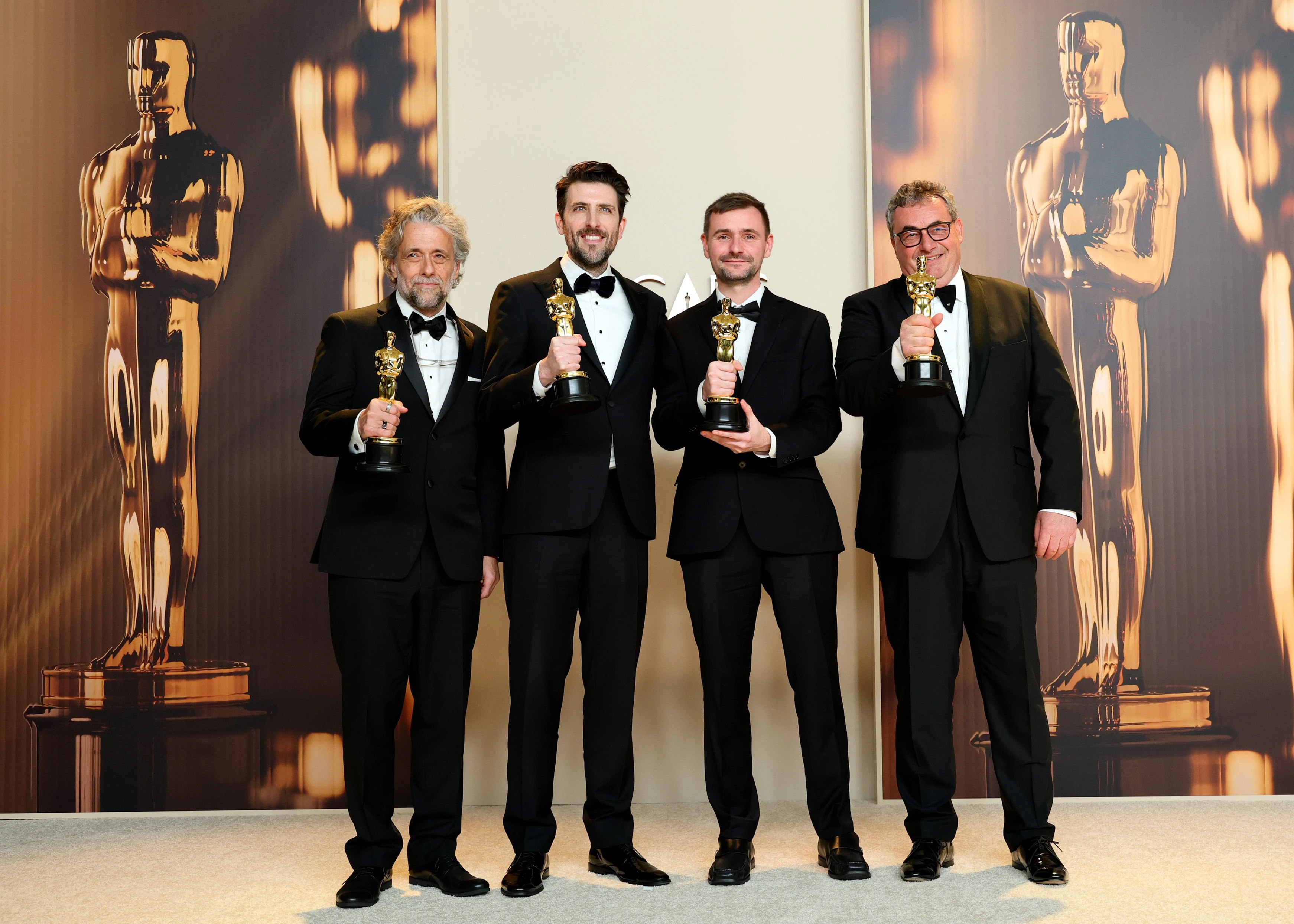 (Слева направо) Пол Ламберт, Стивен Джеймс, Рис Салкомб и Герд Нефзер, победители в номинации «Лучшие визуальные эффекты» за фильм «Дюна: часть вторая» | Getty Images