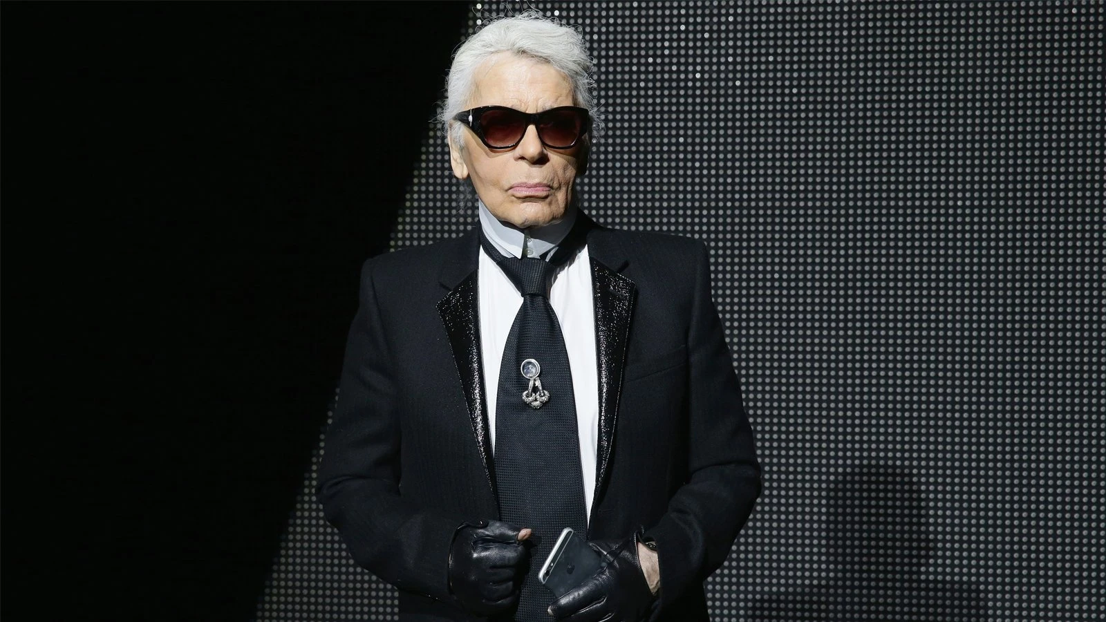 Карл Лагерфельд посещает показ мужской одежды Dior осень-зима 2016/2017 в Париже | Getty Images