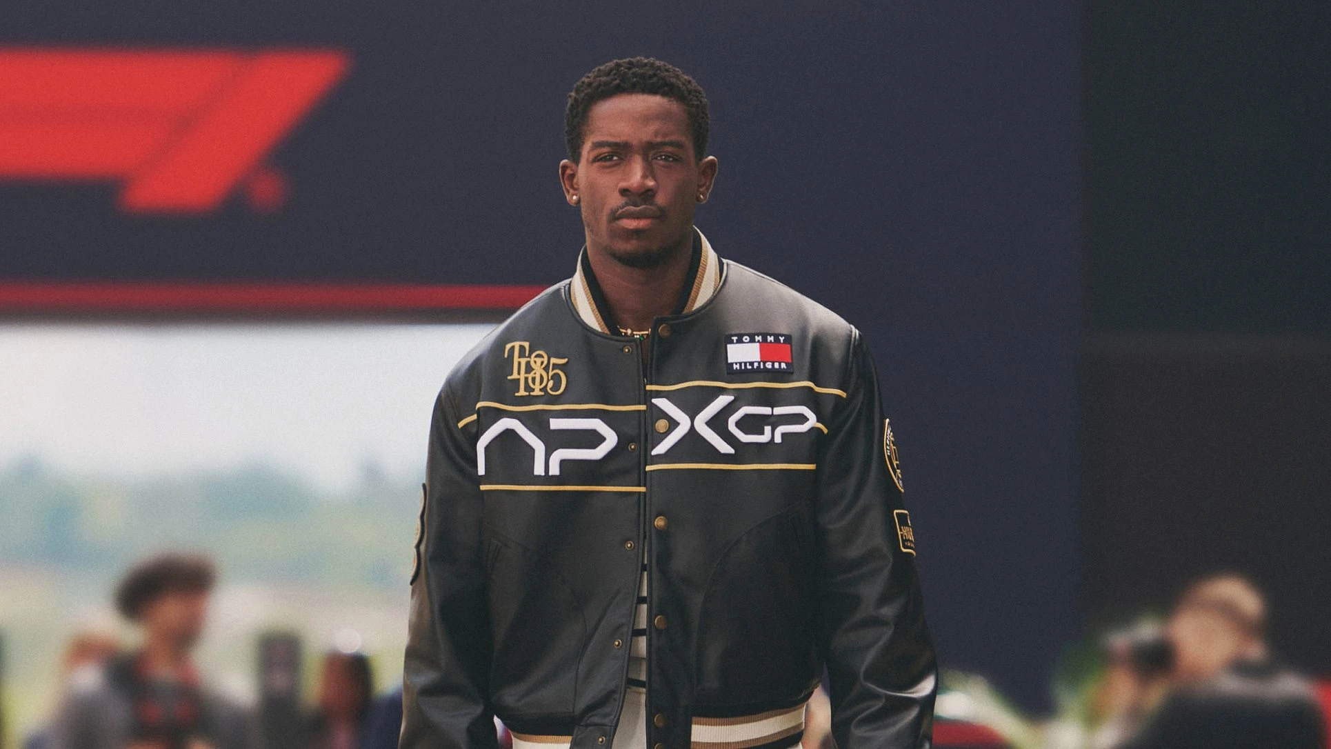 APXGP жарыс күрткесін киген Идрис Демсон | Tommy Hilfiger
