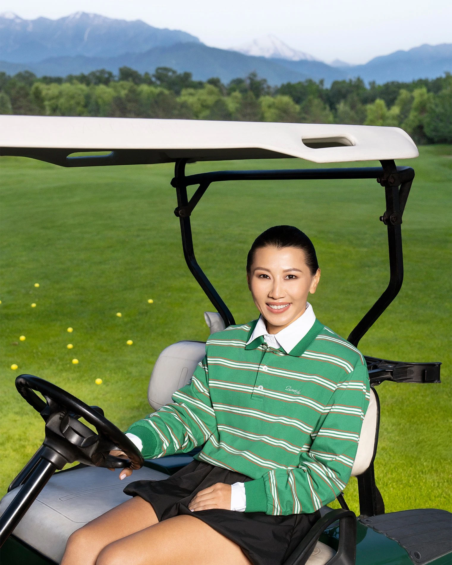 Поло и юбка Dunst,
рубашка Victoria Beckham
(Saks Fifth Avenue Almaty)
Редакция выражает благодарность
гольф-курорту «Жайляу»
за предоставление локации для съемки