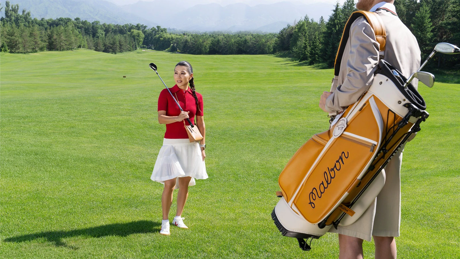 На Салтанат: поло Courreges, юбка Sacai, сумка Loewe, 
кеды Veja (Saks Fifth Avenue Almaty)

На Алексее: ветровка Kiton, поло Gucci, бермуды Pantaloni Torino (Saks Fifth Avenue Almaty), сумка для гольфа Malbon (собственность гольф-курорта  «Жайляу»)