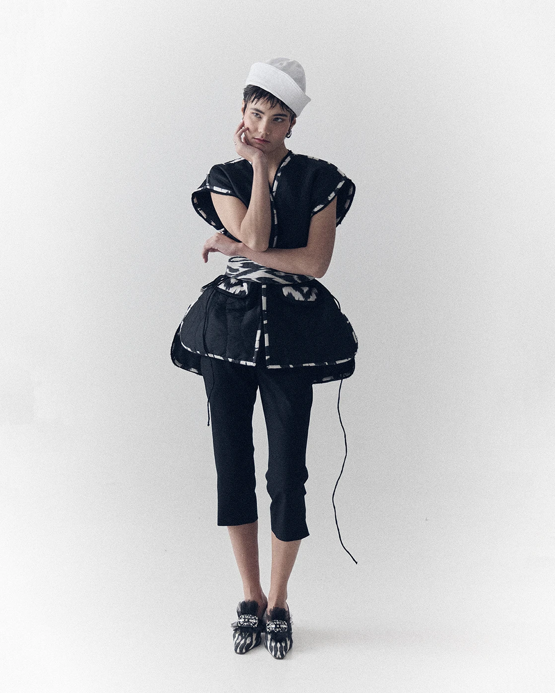 Жилет: Nigora Hashimova, Teplo Store; пояс, бриджи, мюли: Lali; бескозырка: Teplo Store