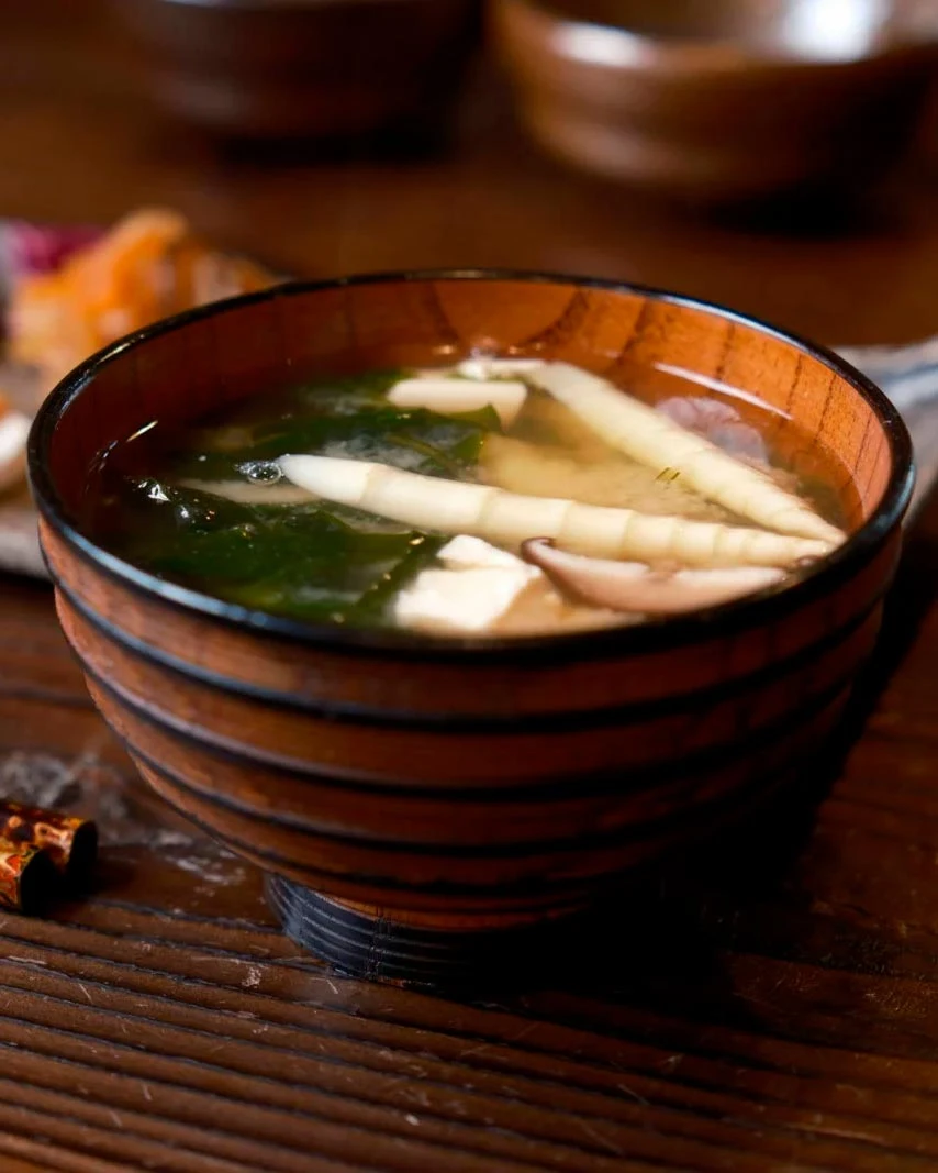 Насладитесь теплым мисо-супом, зная, что он приносит пользу вашему организму | Фото: Unsplash / Seiya Maeda