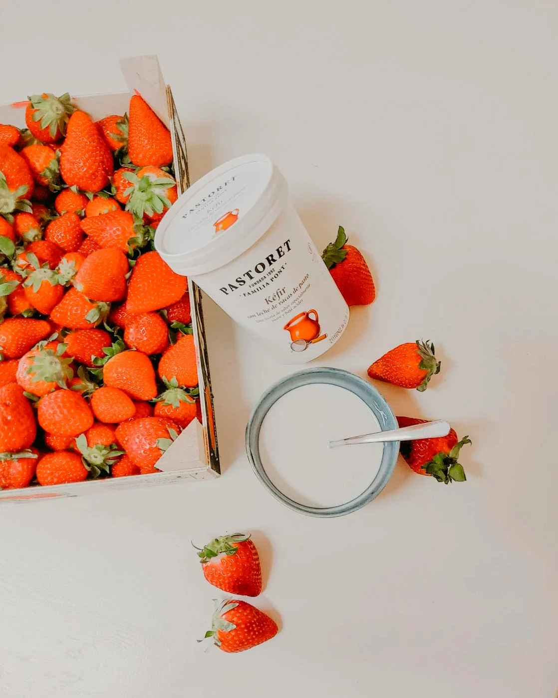 Ищете альтернативу йогурту? Обратите внимание на кефир — более жидкий ферментированный молочный напиток с более разнообразным составом пробиотиков | Фото: Unsplash / Mariana Rascão