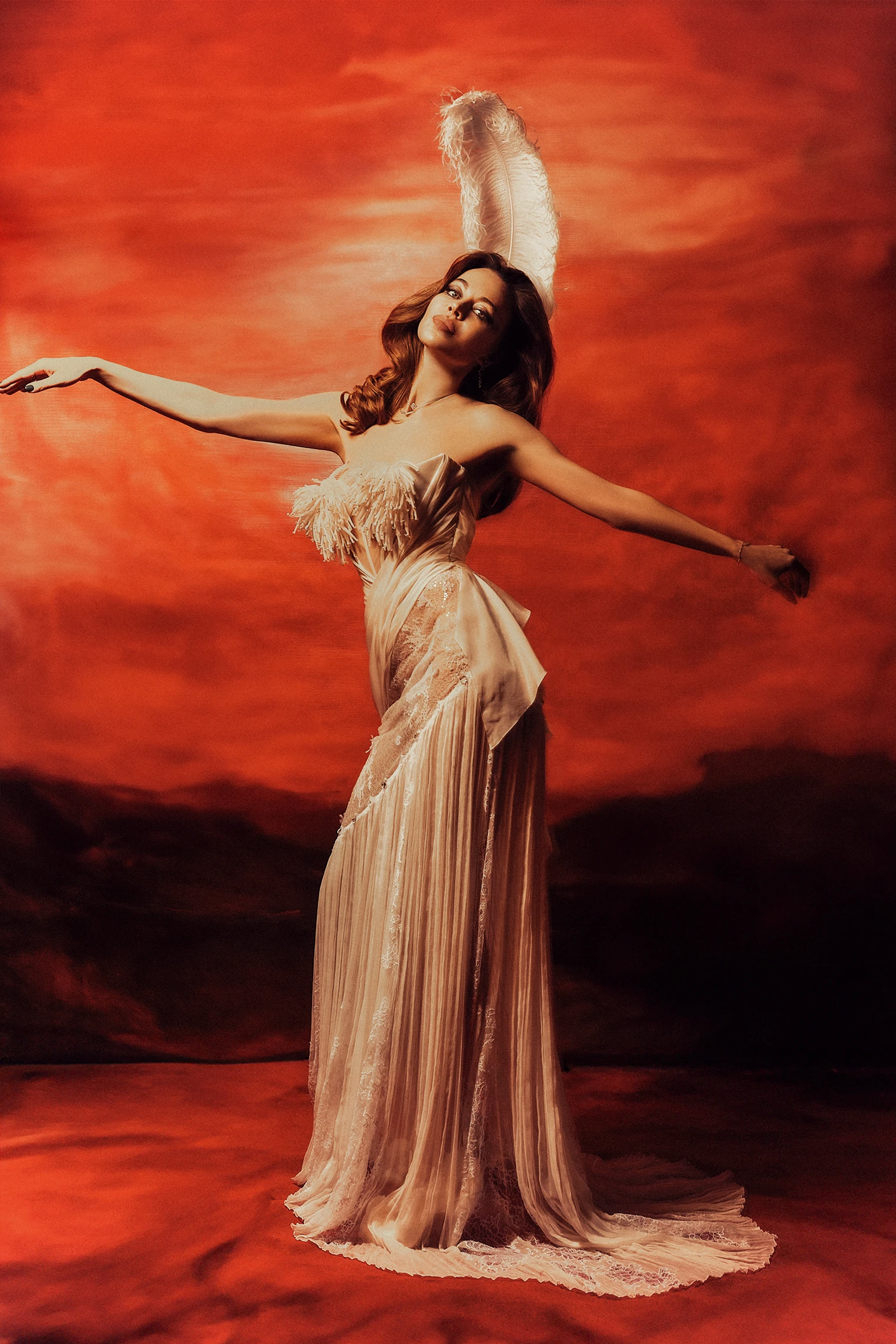 Көйлек — Ulyana Sergeenko Haute Couture, алқалар — Josephine Aigrette, Chaumet | Фотограф: Esra Sam