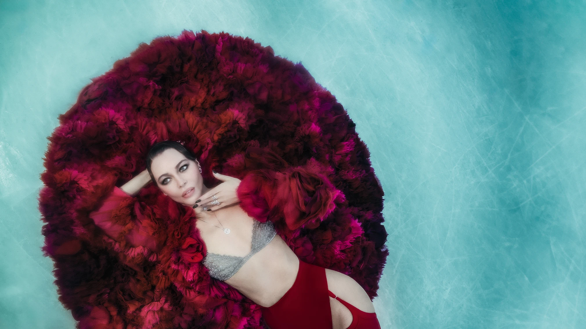 Органза мен шифоннан тігілген пальто, тоқылған бра, иығынан тартпалы ұзын етік — Ulyana Sergeenko Haute Couture. Сырға, жүзіктер, алқалар — Josephine Aigrette және Jeux de Liens Harmony, Chaumet | Фотограф: Esra Sam