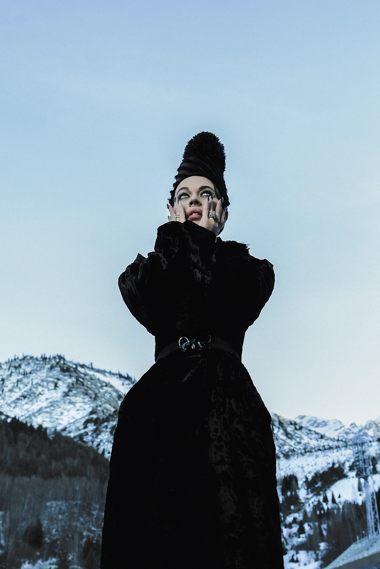 Барқыт пальто, хрусталь белдік, бас киім — Ulyana Sergeenko Haute Couture, жүзіктер — Josephine Aigrette, Chaumet | Фотограф: Esra Sam