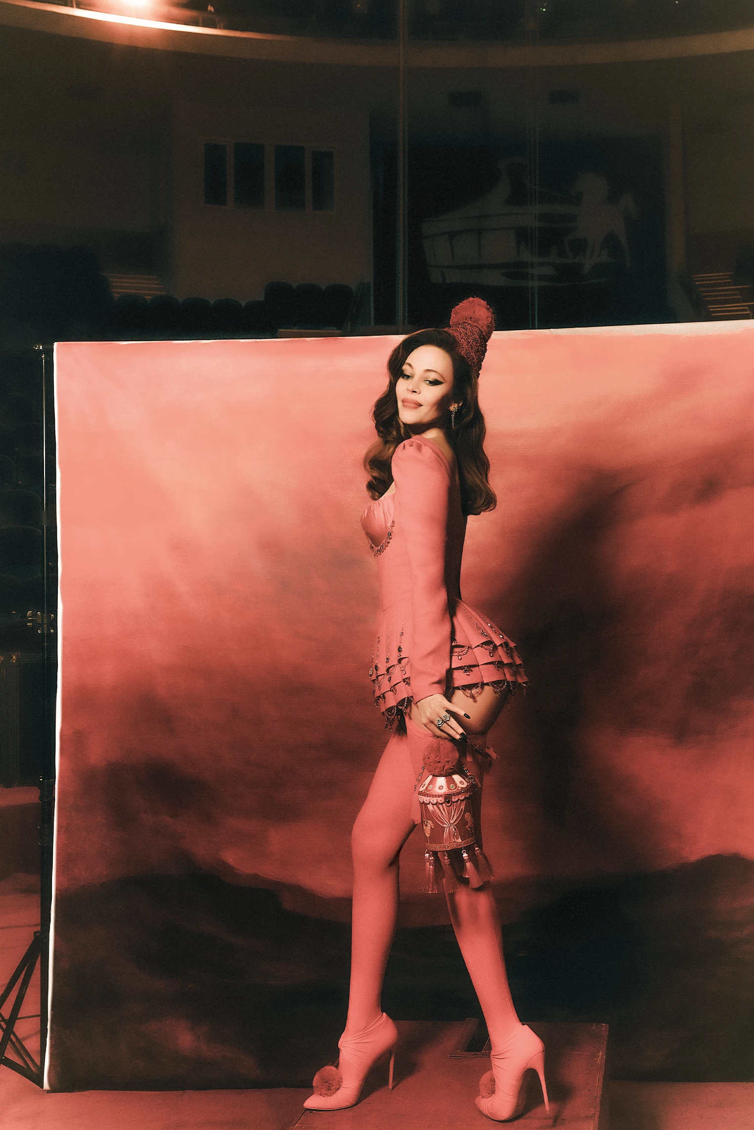 Көйлек, тартпалы ботфор, помпонды бас киім, карусель пішініндес сөмке — Ulyana Sergeenko Haute Couture, жүзіктер — Josephine Aigrette, сырға — Josephine Aigrette Imperiale, Chaumet | Фотограф: Esra Sam