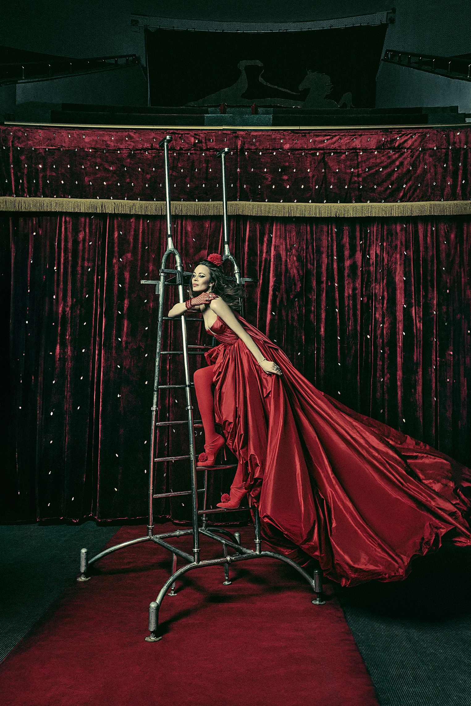 Көйлек, тартпалы ботфор, помпон, тоқылған қолғап — Ulyana Sergeenko Haute Couture, жүзіктер, сырға, білезік — Josephine Aigrette, Chaumet | Фотограф: Esra Sam