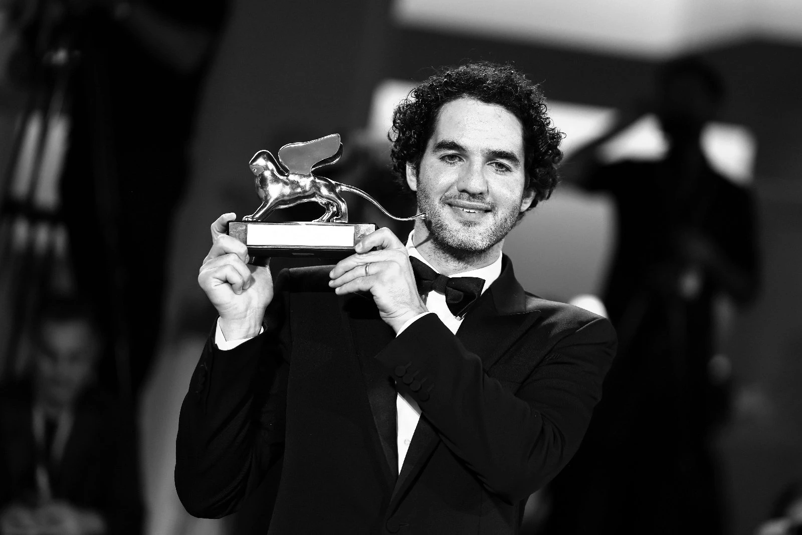 Бенни Сафди позирует с «Серебряным львом» за лучшую режиссуру — «Крушащая машина» — во время фотосессии победителей на 82-м Венецианском кинофестивале I Getty Images