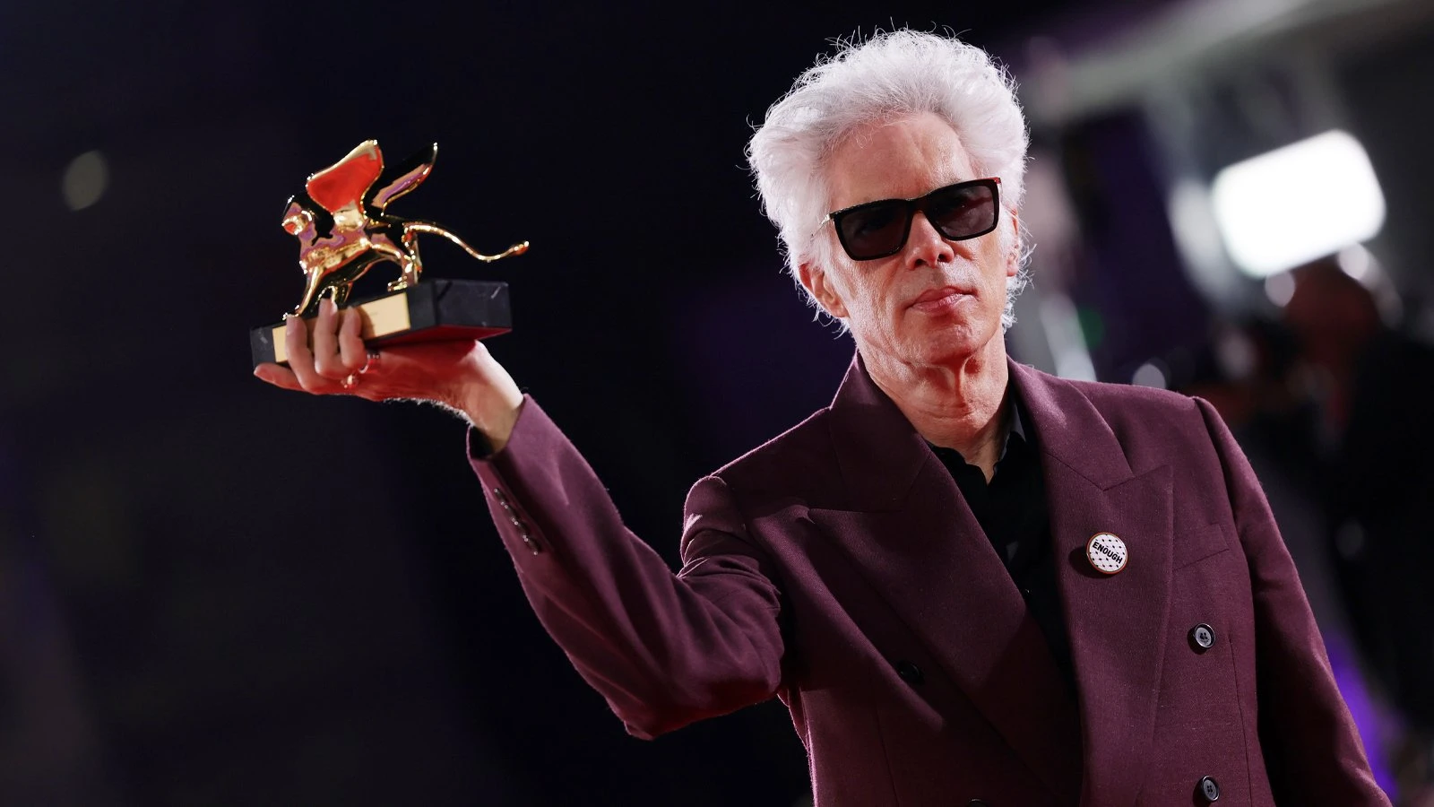 Джим Джармуш позирует с «Золотым львом» за лучший фильм — «Отец, мать, сестра, брат» — во время фотосессии победителей на 82-м Венецианском кинофестивале I Getty Images