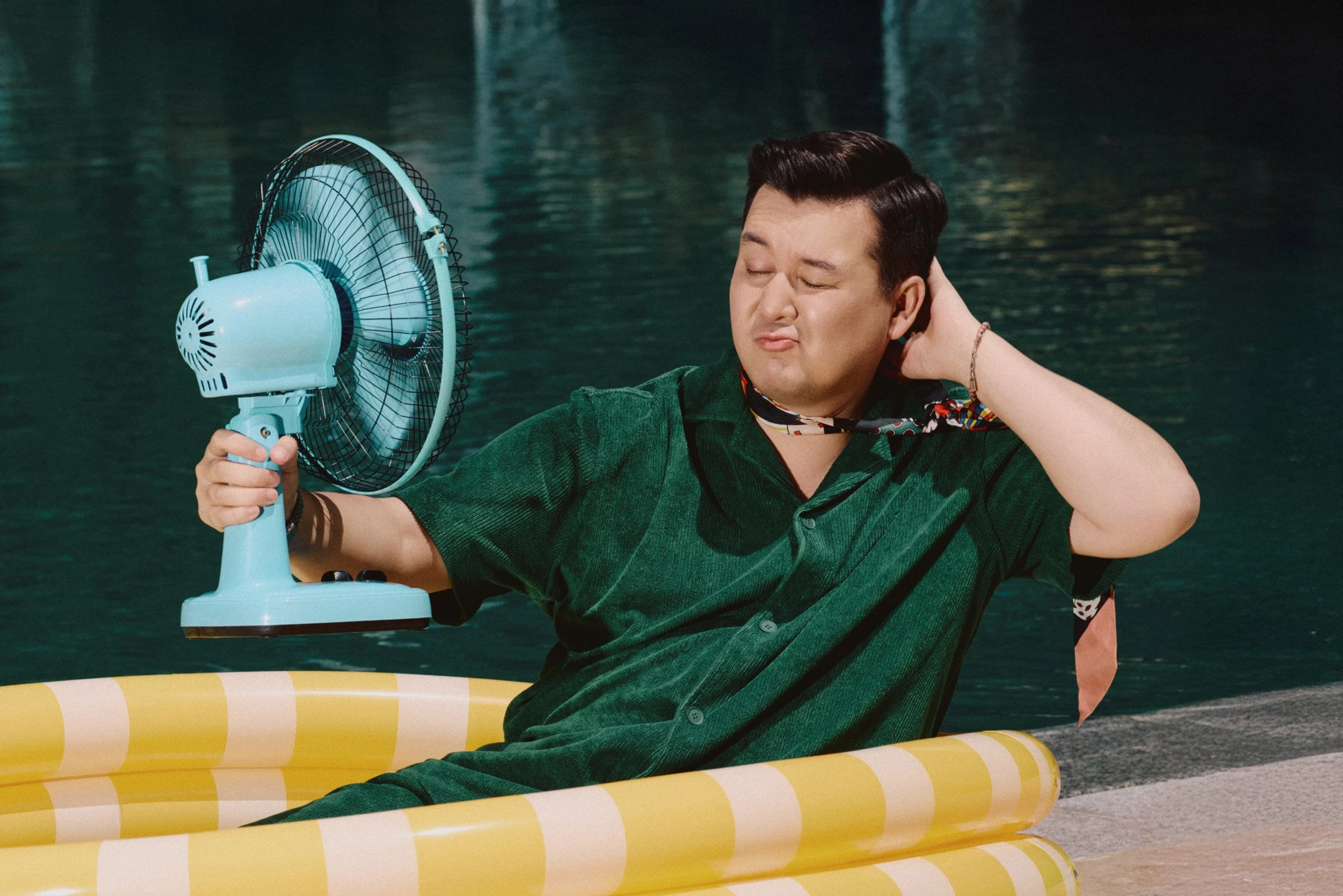 Костюм с шортами: Lacoste
Шелковый твилли: BBSR