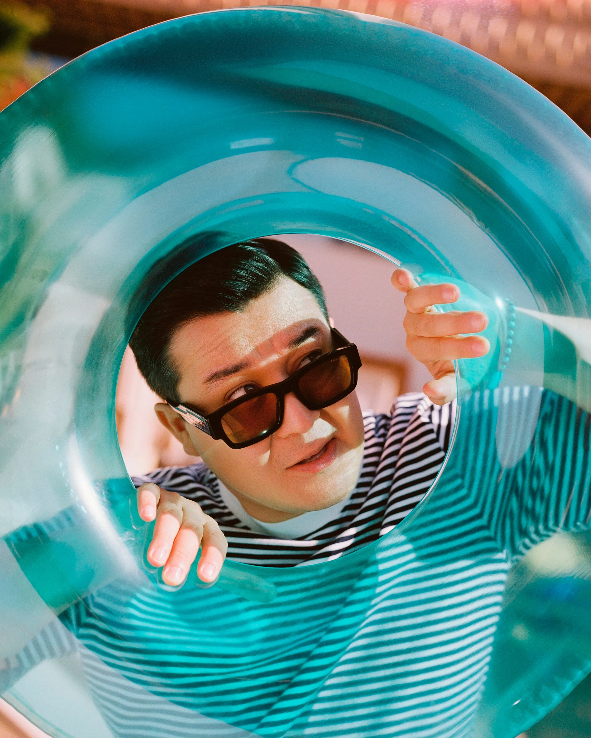 Футболка: Lacoste
Очки: Dior