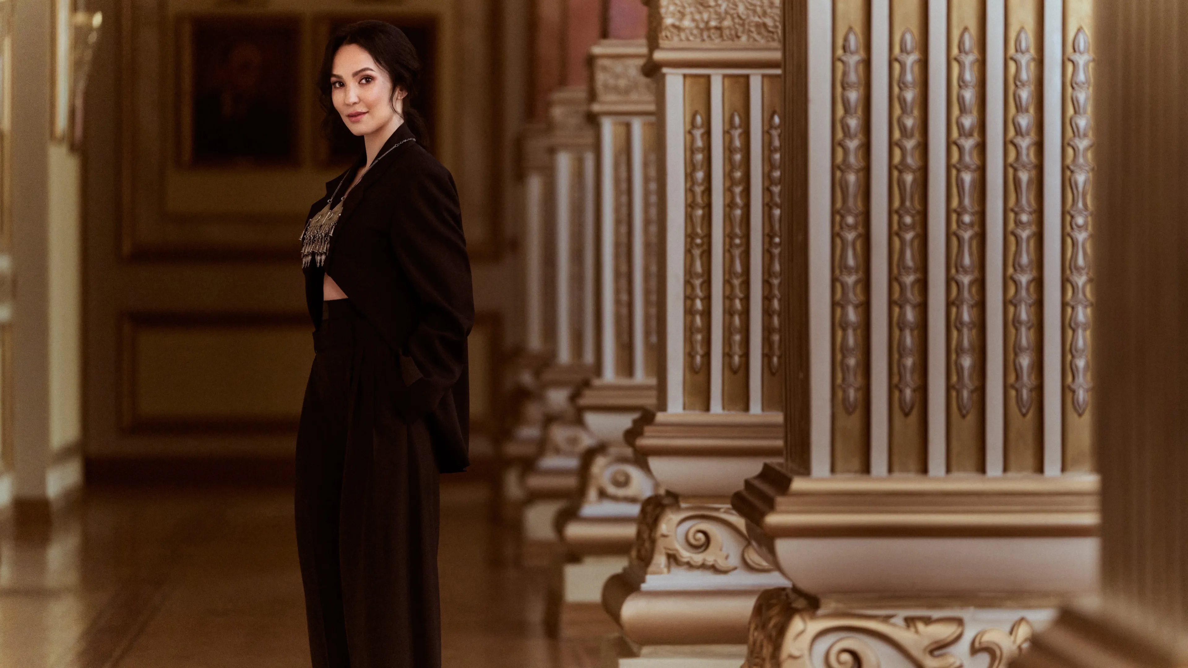 Брючный костюм Alexander Wang (Saks Fifth Avenue Almaty); антикварный ониржиек из частной коллекции