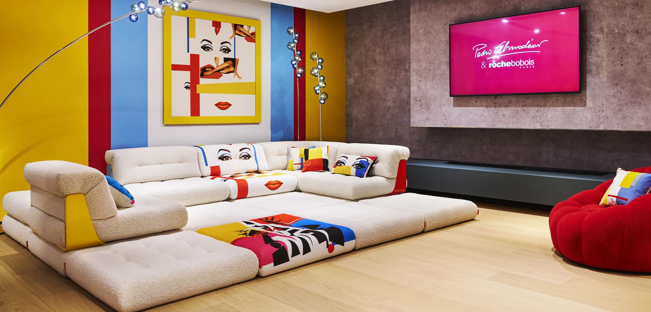 Педро Альмодовар теперь продает диваны