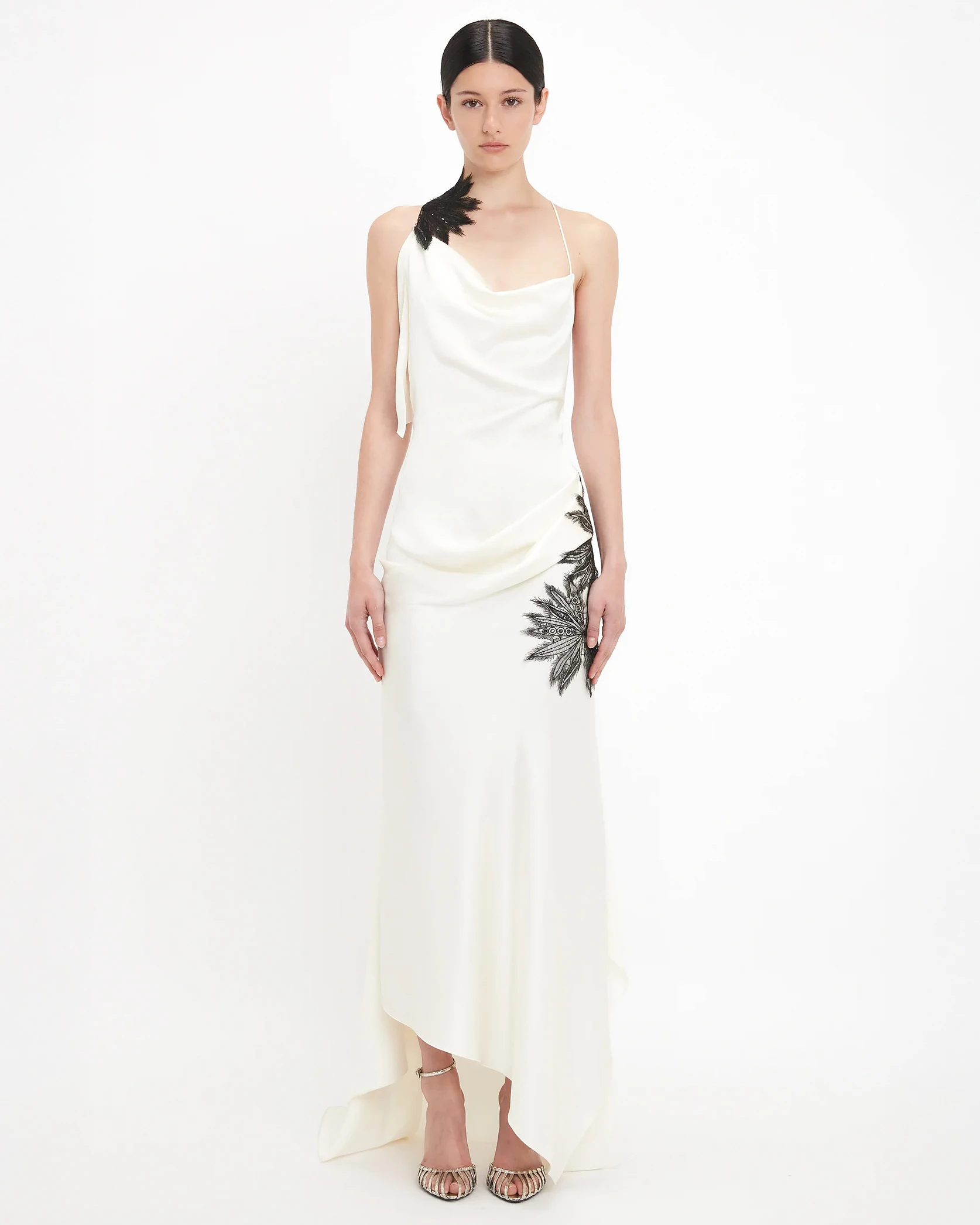 VICTORIA BECKHAM, Асимметричное драпированное платье-камильярд цвета слоновой кости | Фото: victoriabeckham.com