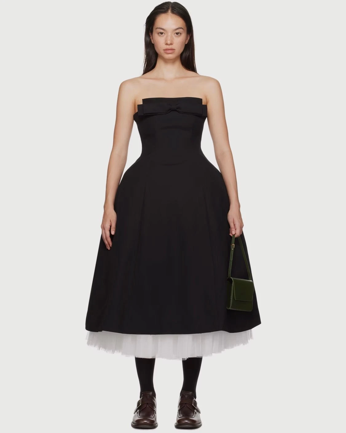 SHUSHU/TONG, Черное платье-бандо миди с бантом | Фото: ssense.com