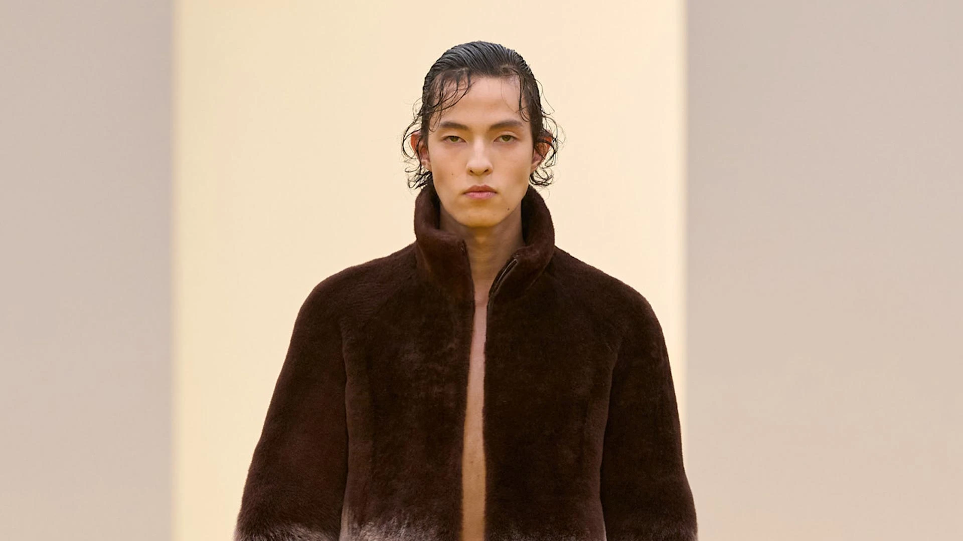 Альжан Джандарбеков | Показ Loewe осень-зима 2026 | Spotlight