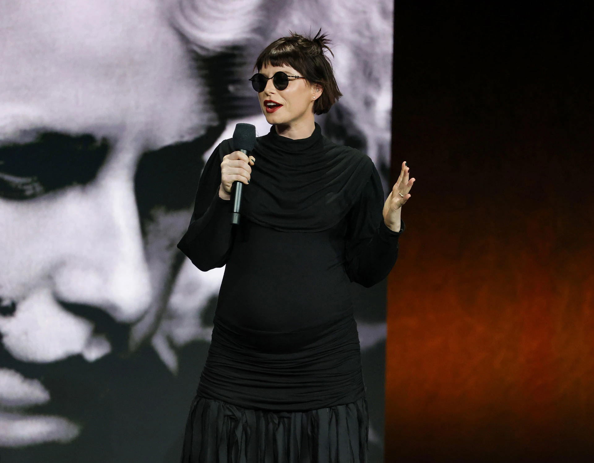 Беременная Джесси Бакли представляет свой новый фильм «Невеста» на презентации Warner Bros. Pictures в рамках CinemaCon 1 апреля 2025 года в Лас-Вегасе | Getty Images