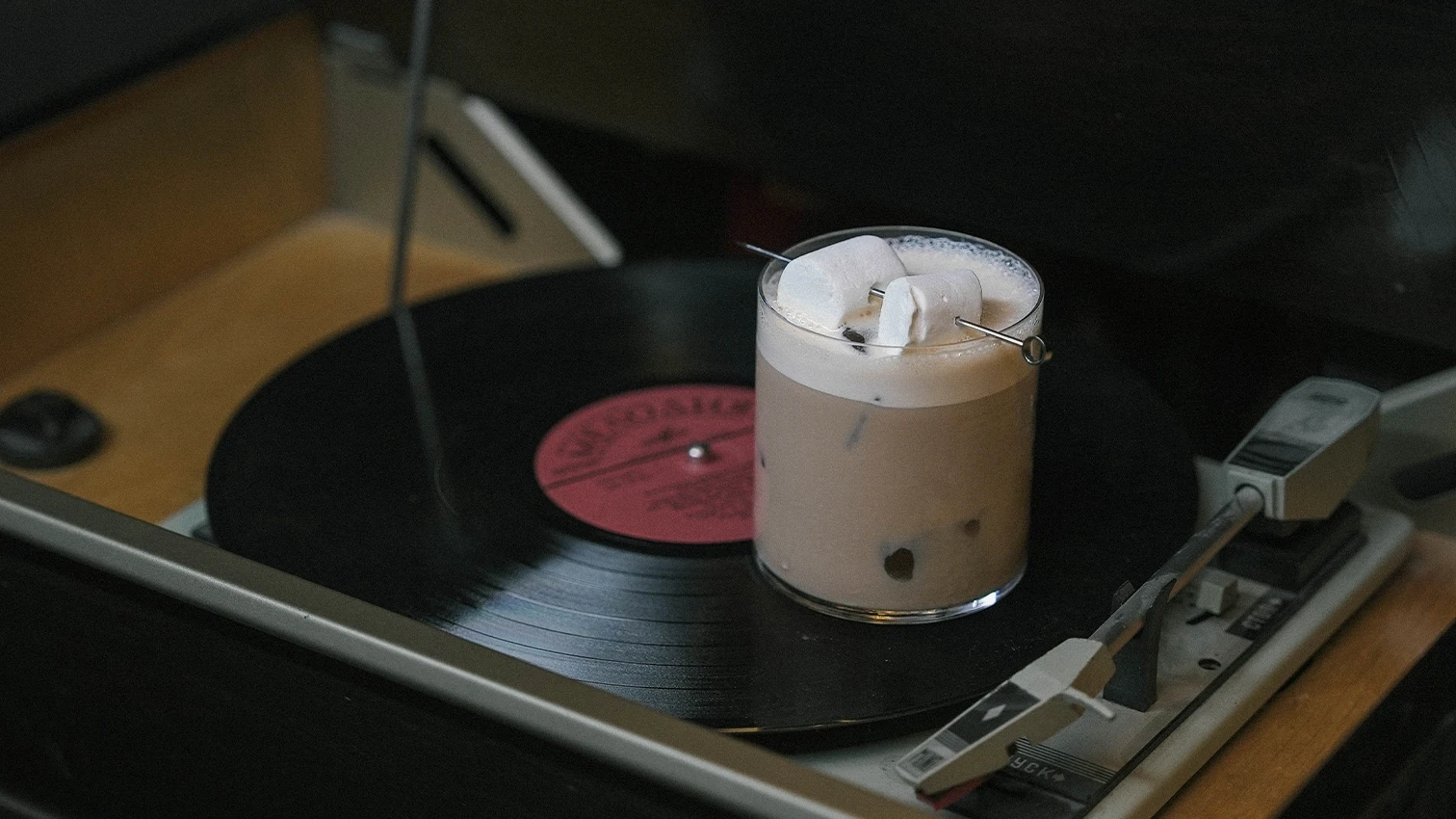 Цитрус, шырша мен маршмеллоу: жаңа жылдық көңіл күйді көтеретін коктейльдер