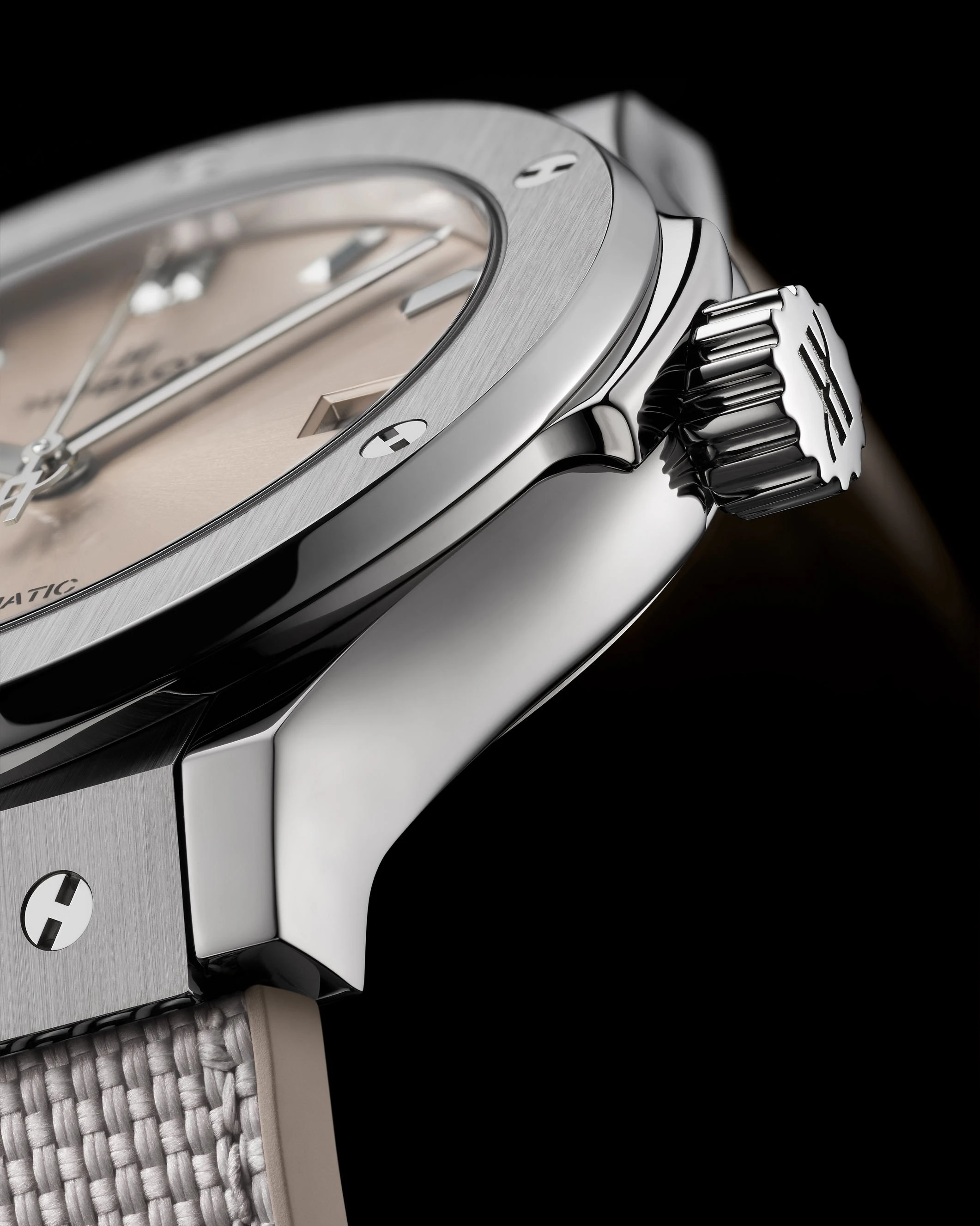 Hublot жаңа реңктегі Classic Fusion Essential Taupe шектеулі топтамасын таныстырды