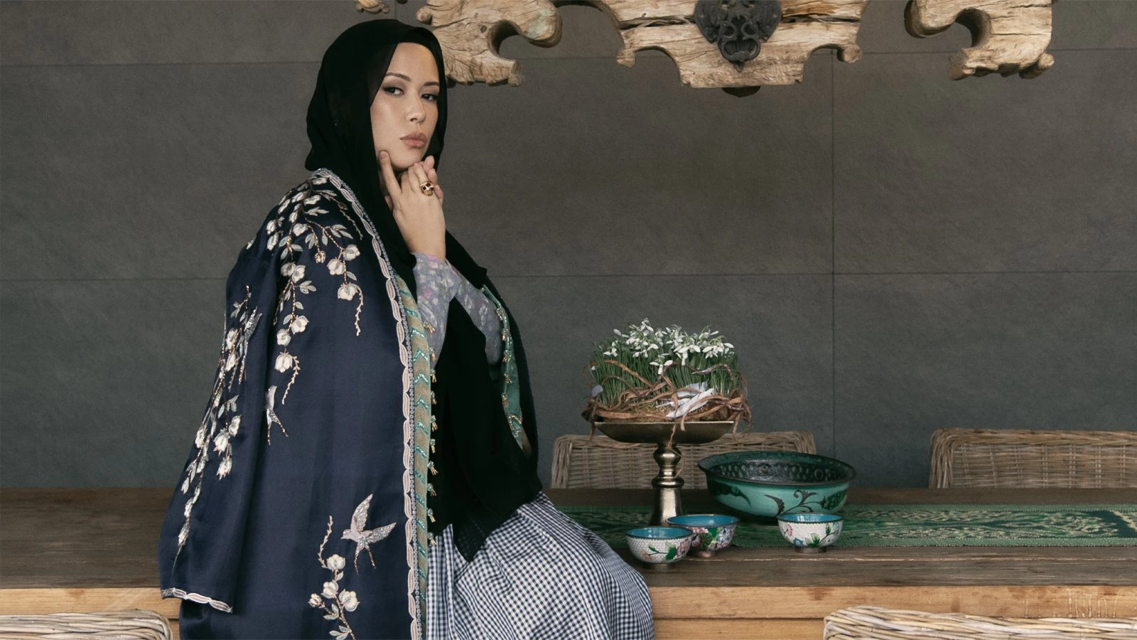 Көйлек пен кардиган – Luisa Beccaria. Шапан, шарф, сақина – Dildora Kasimova. Мюли – Loro Piana.