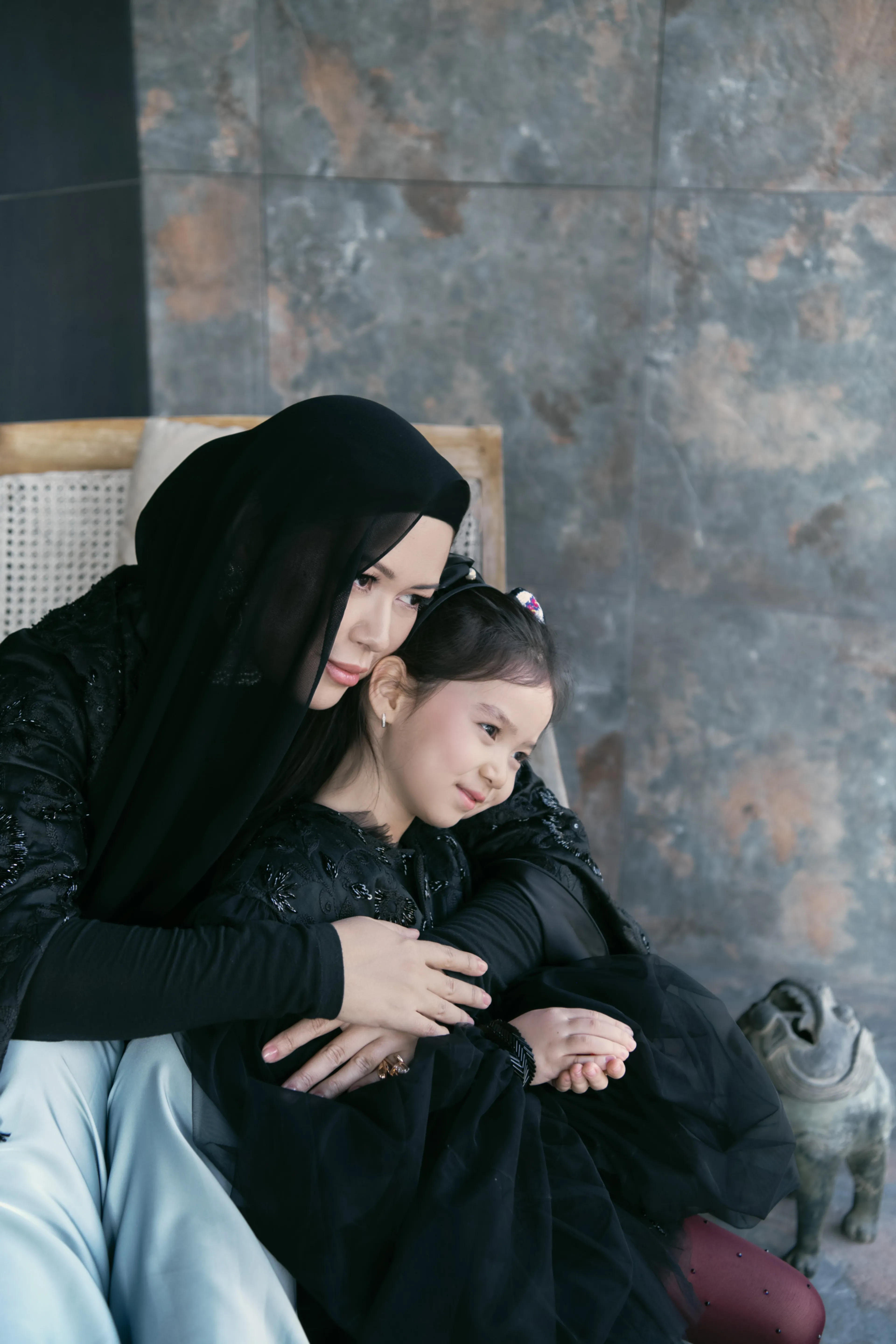 Шалбар, кестеленген шапан, шарф, сақина – Dildora Kasimova