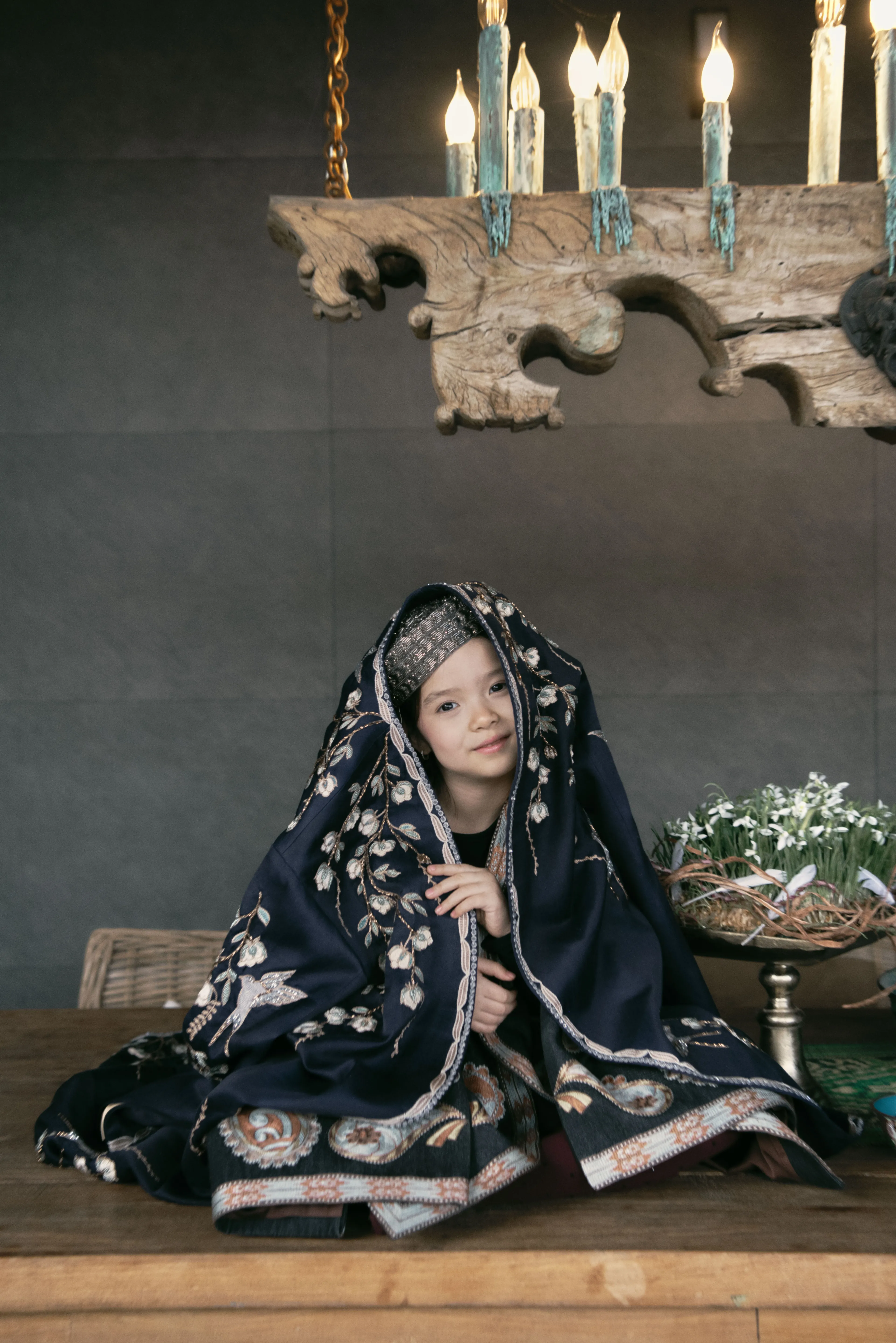 Балаларға арналған джинс шапан, моншақтармен кестеленген өзбек тақиясы, Dildora Kasimova