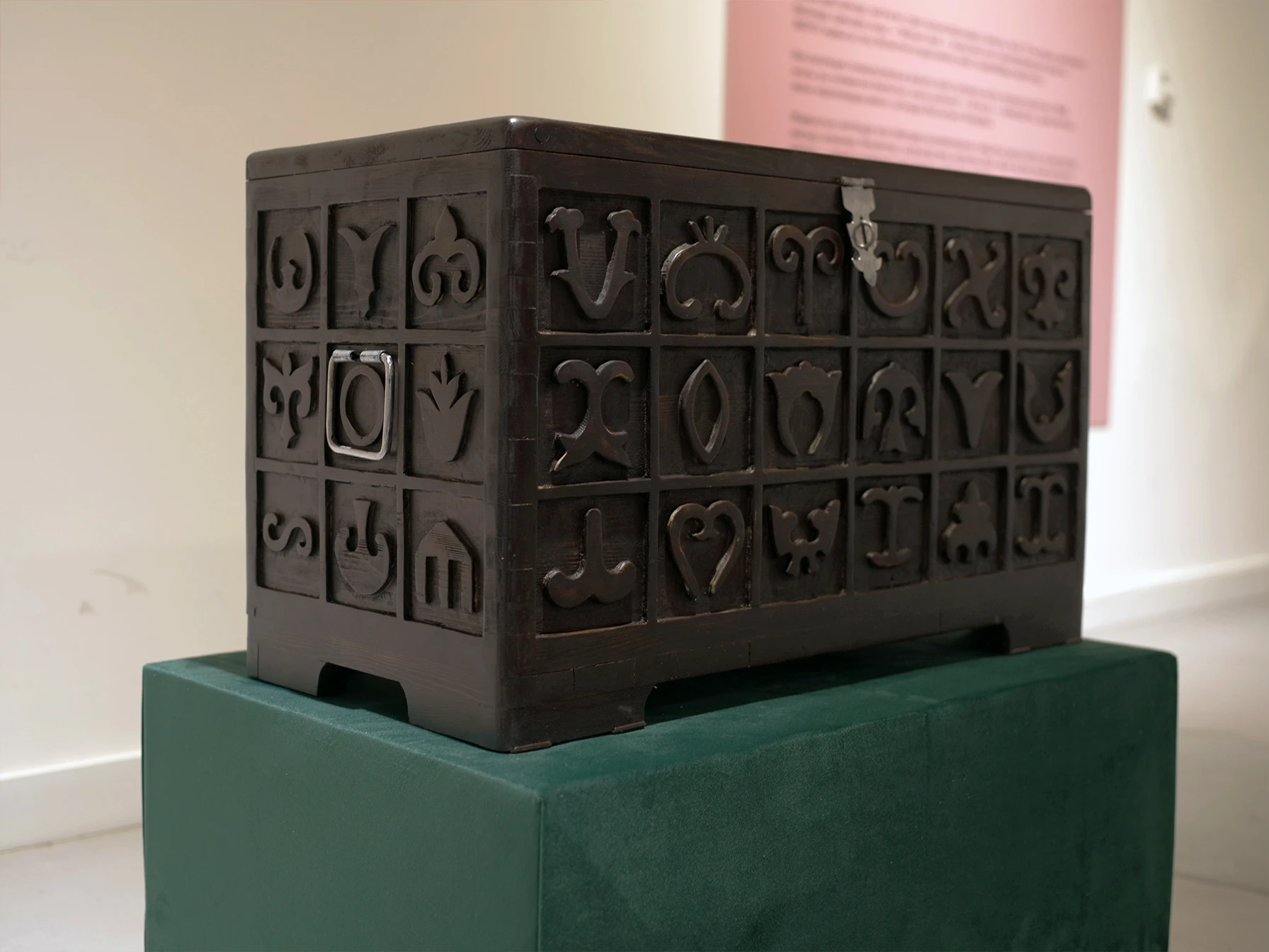 Трансформация сундука: в Esentai Mall открылась выставка «Менен кейін»