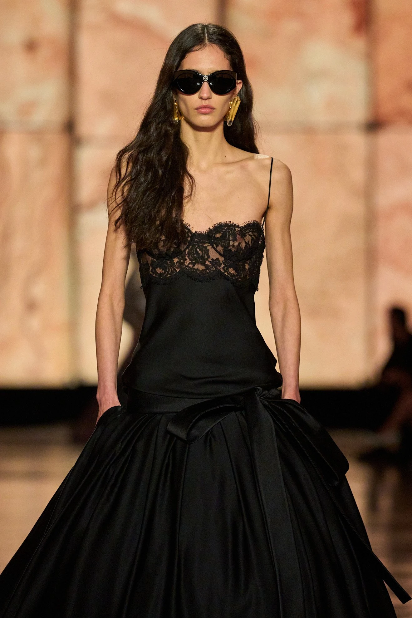 Красный туалет и голубь на подиуме: самое интересное со второй половины Paris Fashion Week