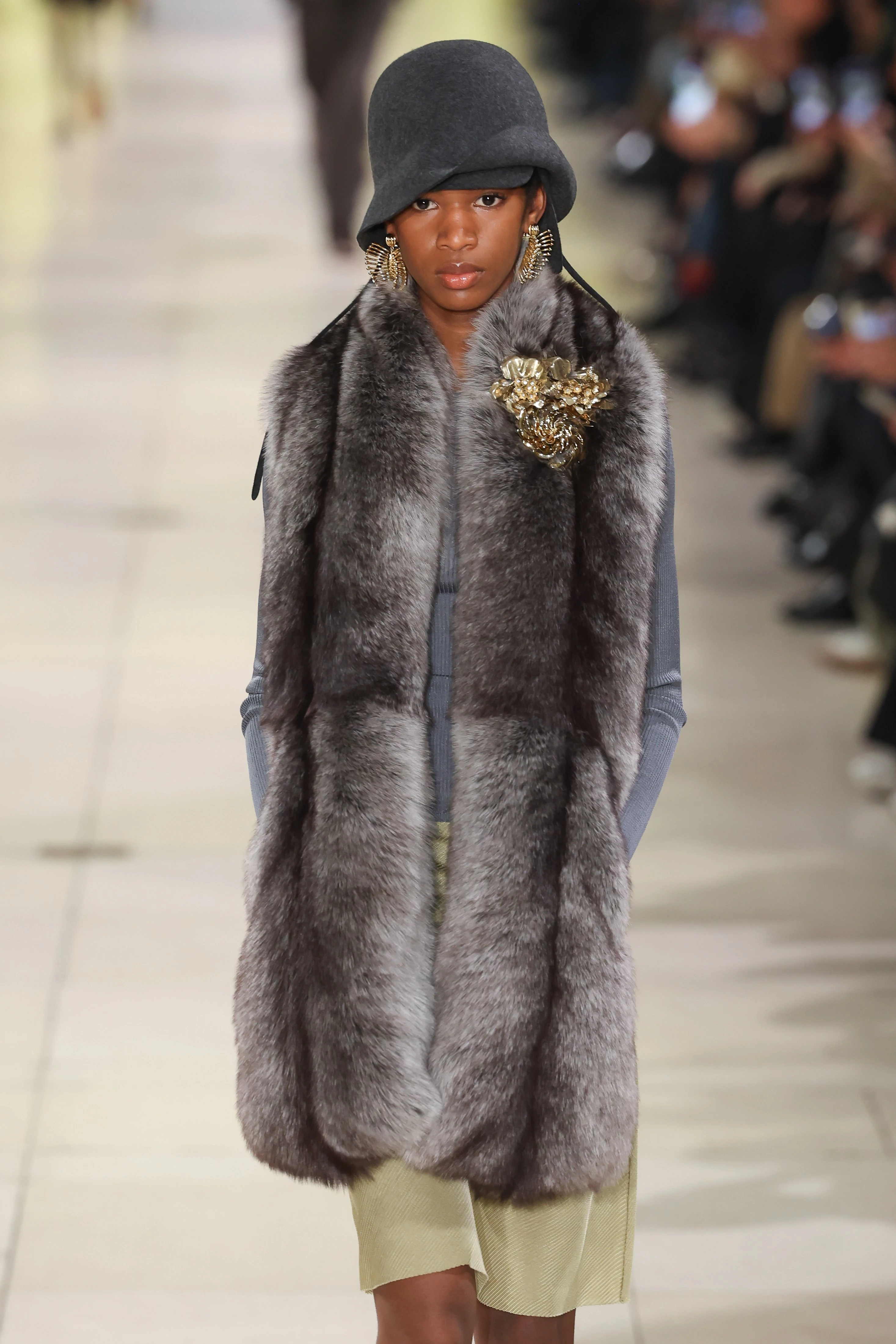 Красный туалет и голубь на подиуме: самое интересное со второй половины Paris Fashion Week