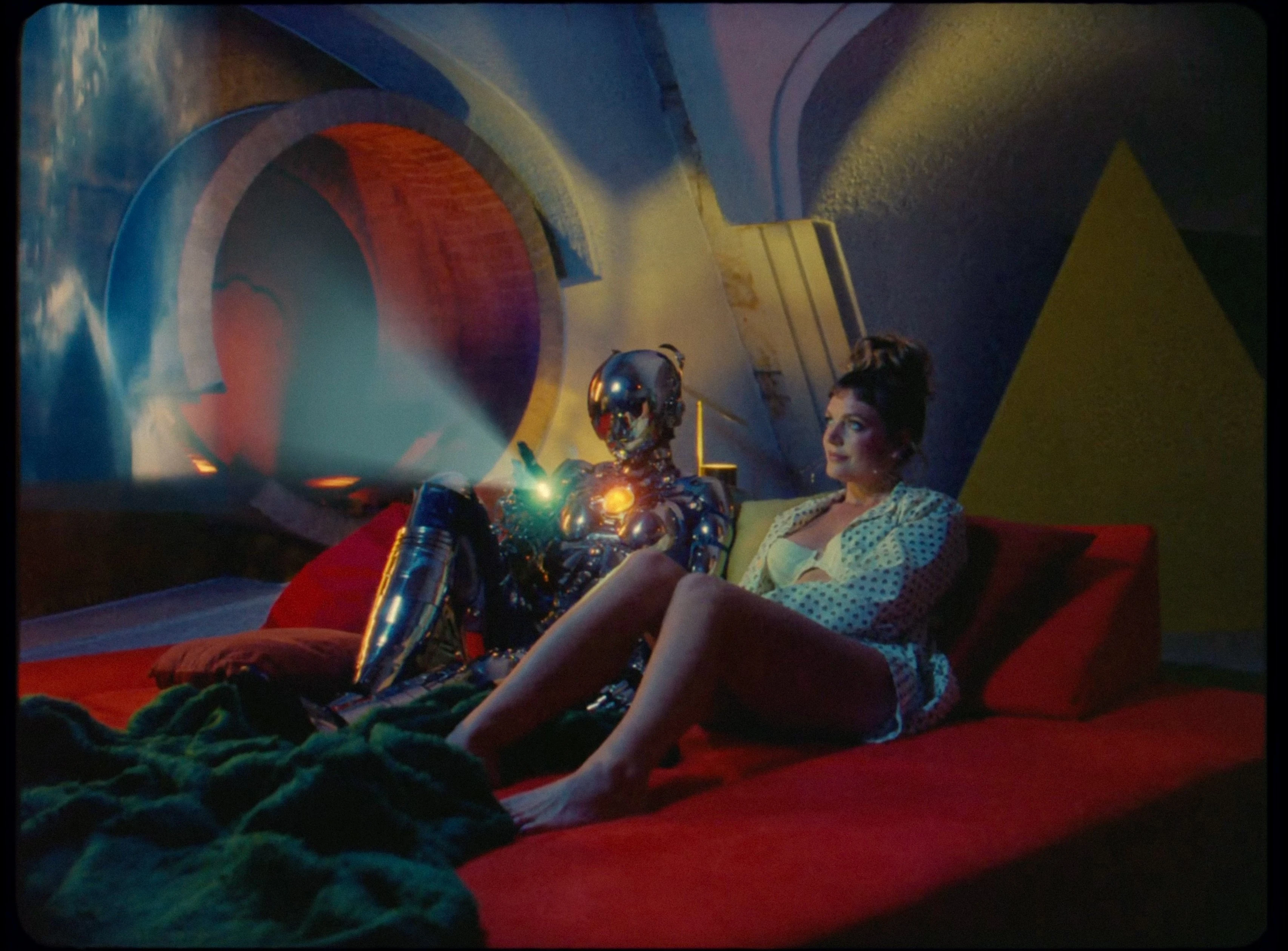 Кадр из клипа Tove Lo – No One Dies From Love