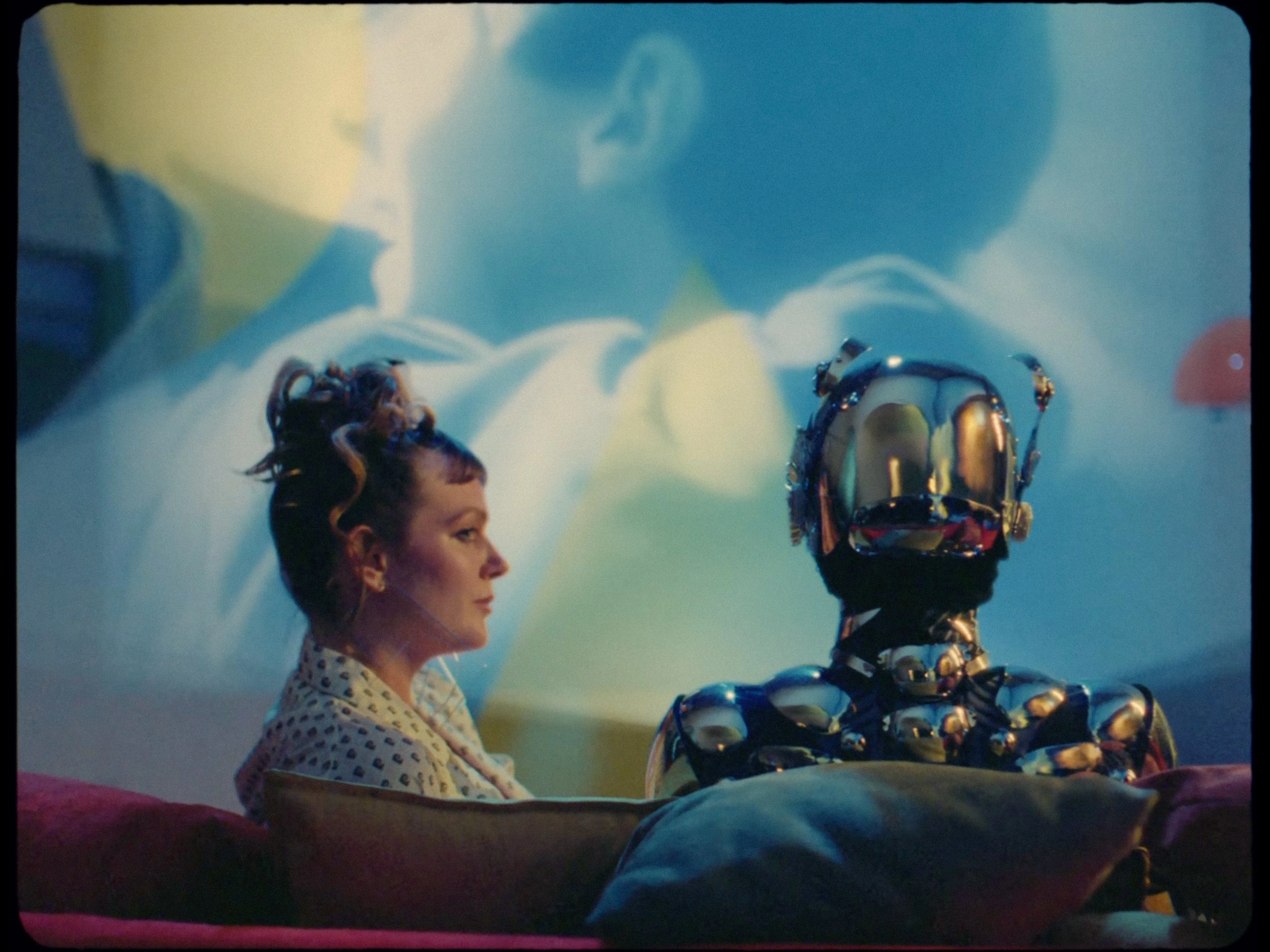 Кадр из клипа Tove Lo – No One Dies From Love