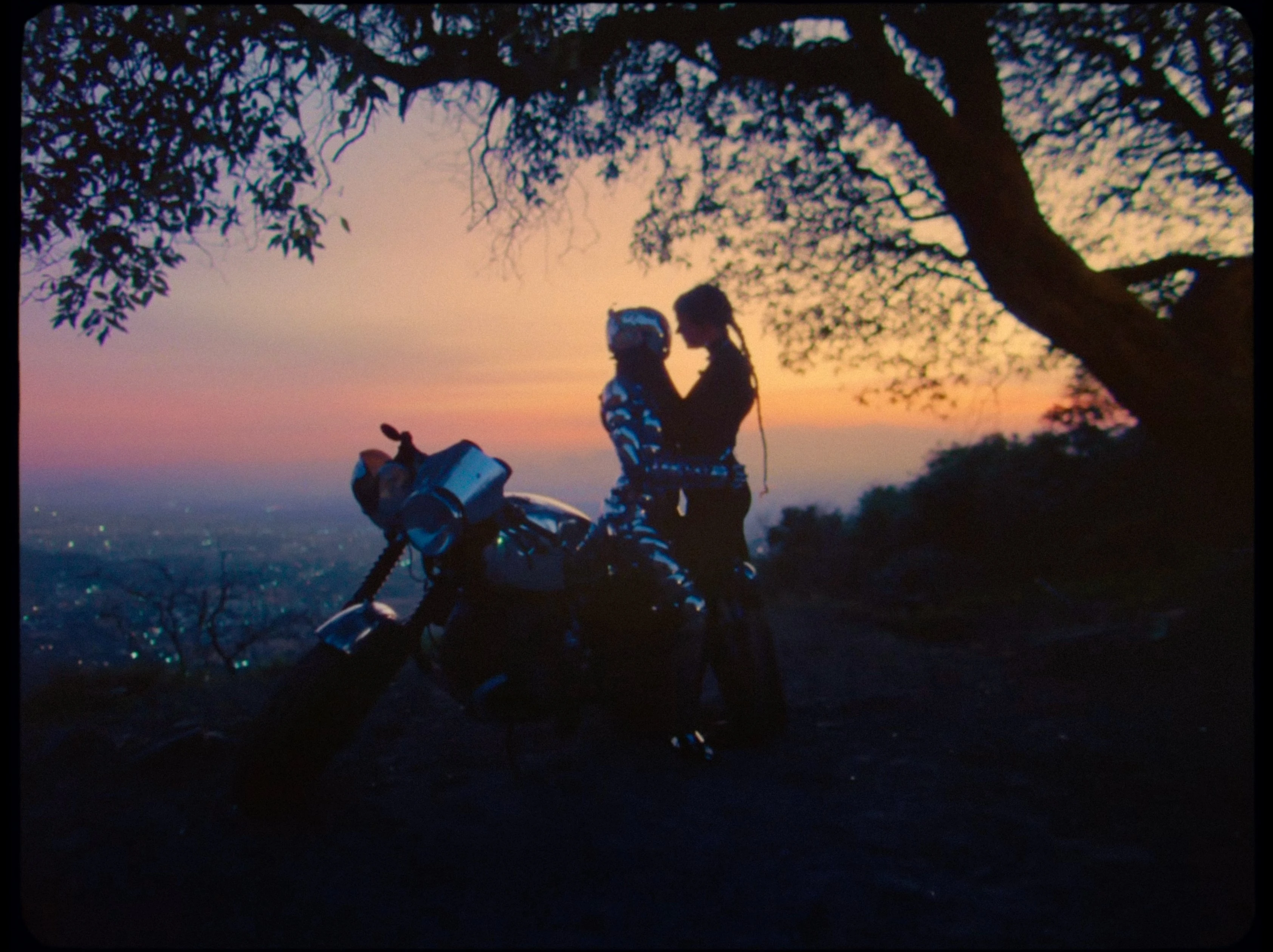 Кадр из клипа Tove Lo – No One Dies From Love