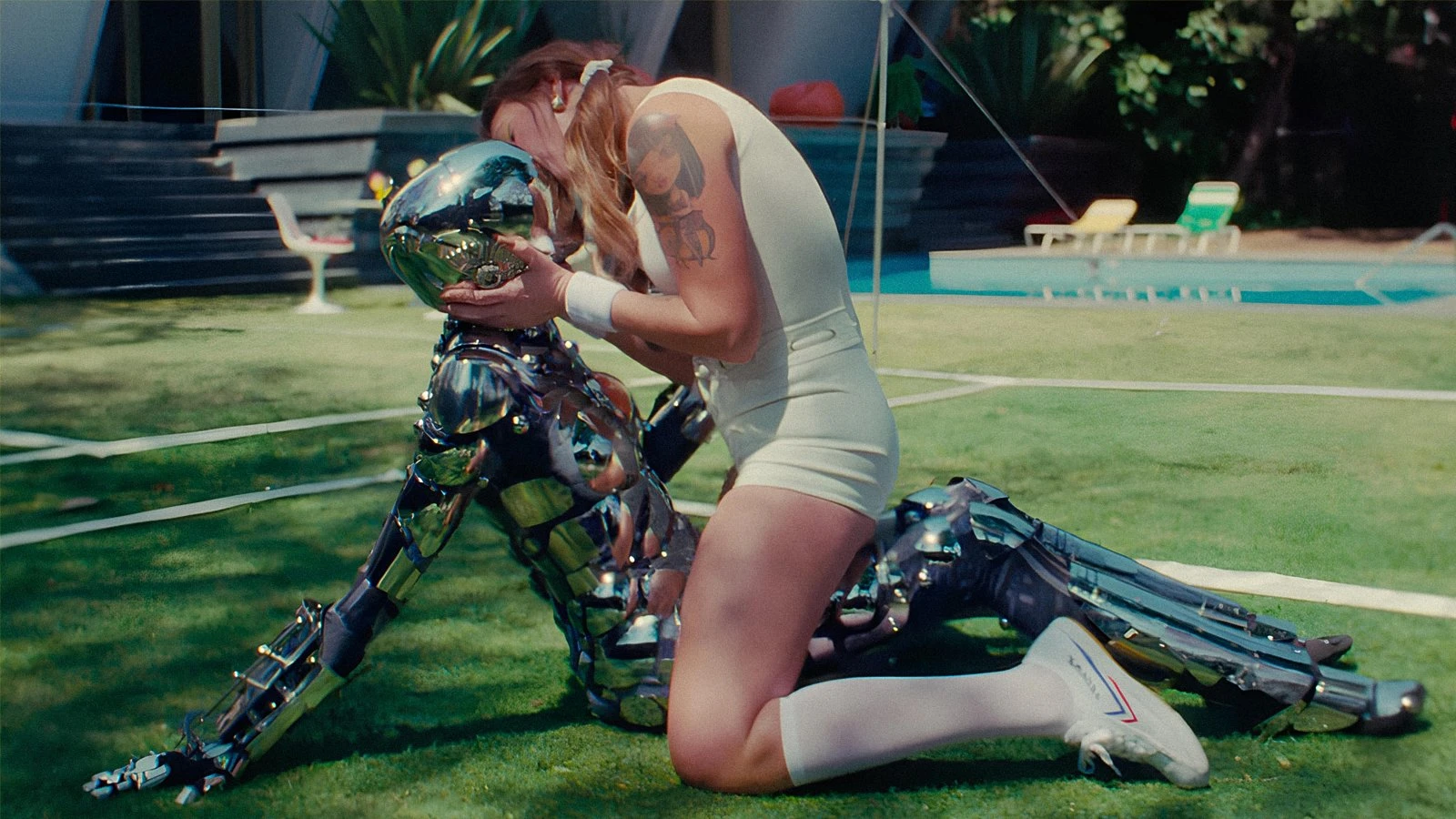 Кадр из клипа Tove Lo – No One Dies From Love