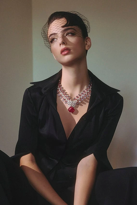 Cartier Nature Sauvage Red Astralis из коллекции высокого ювелирного искусства из белого золота с рубеллитом, лунным камнем, бусинами из рубеллита и бриллиантами; рубашка Alex Perry в enVie de Pois; брюки Elie Saab в enVie de Pois