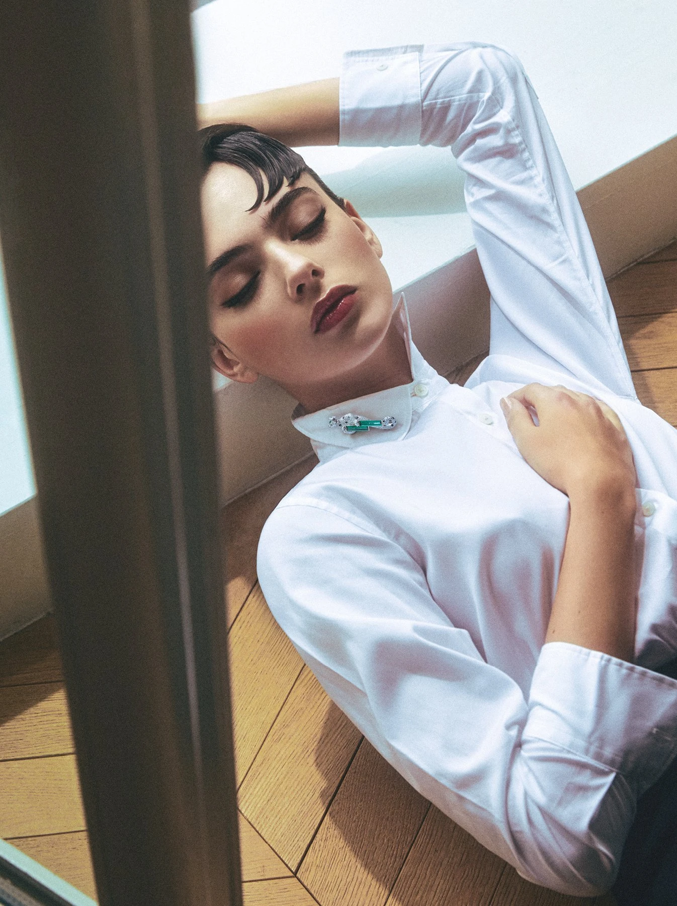 Брошь Cartier Nature Sauvage Panthère Telesma из белого золота с изумрудами, ониксом и бриллиантами; брюки Elie Saab в enVie de Pois; рубашка из коллекции стилиста