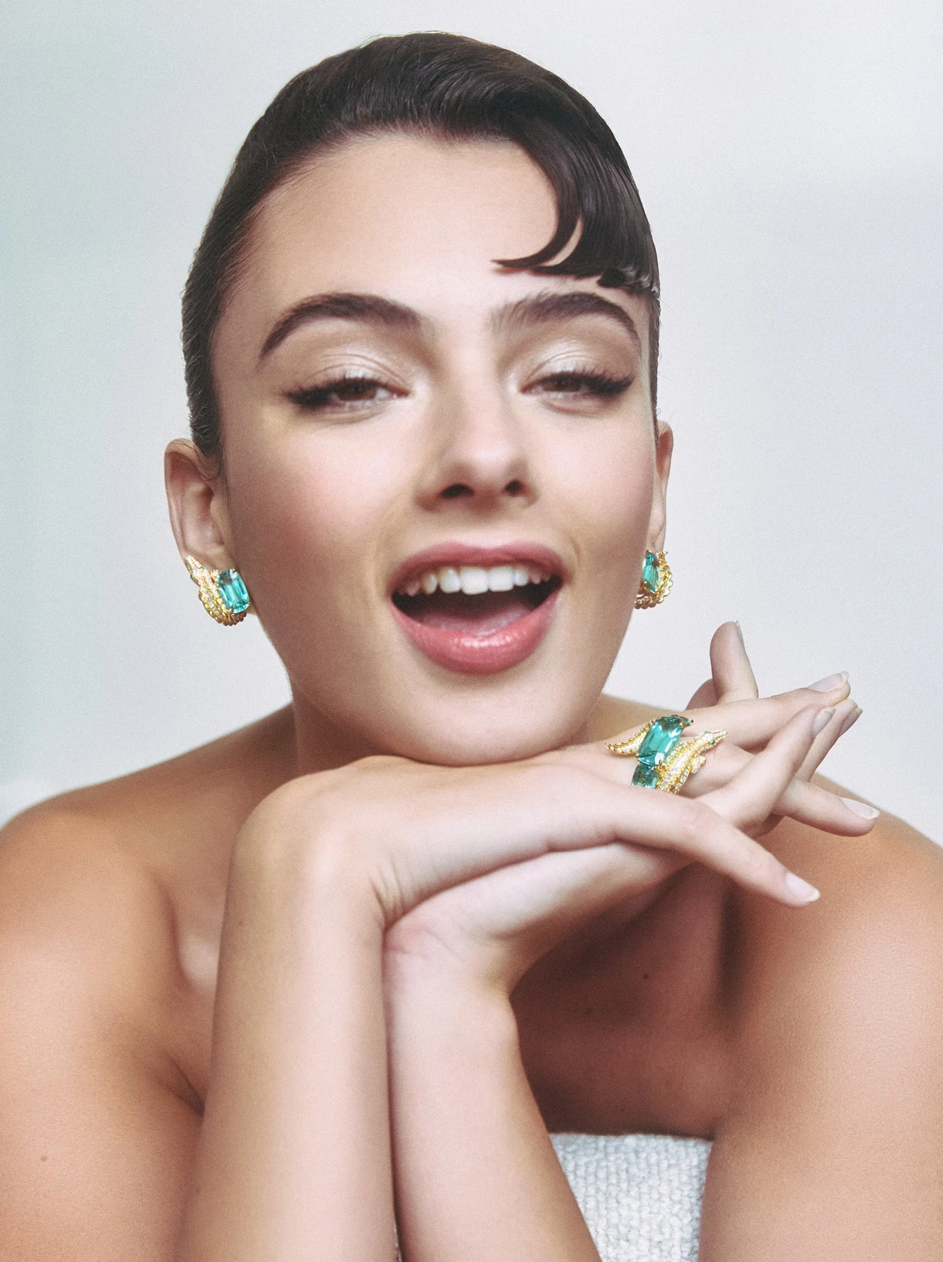 Серьги и кольцо Cartier Nature Sauvage Eusuchia из коллекции высокого ювелирного искусства из желтого золота с голубыми турмалинами, изумрудами и бриллиантами