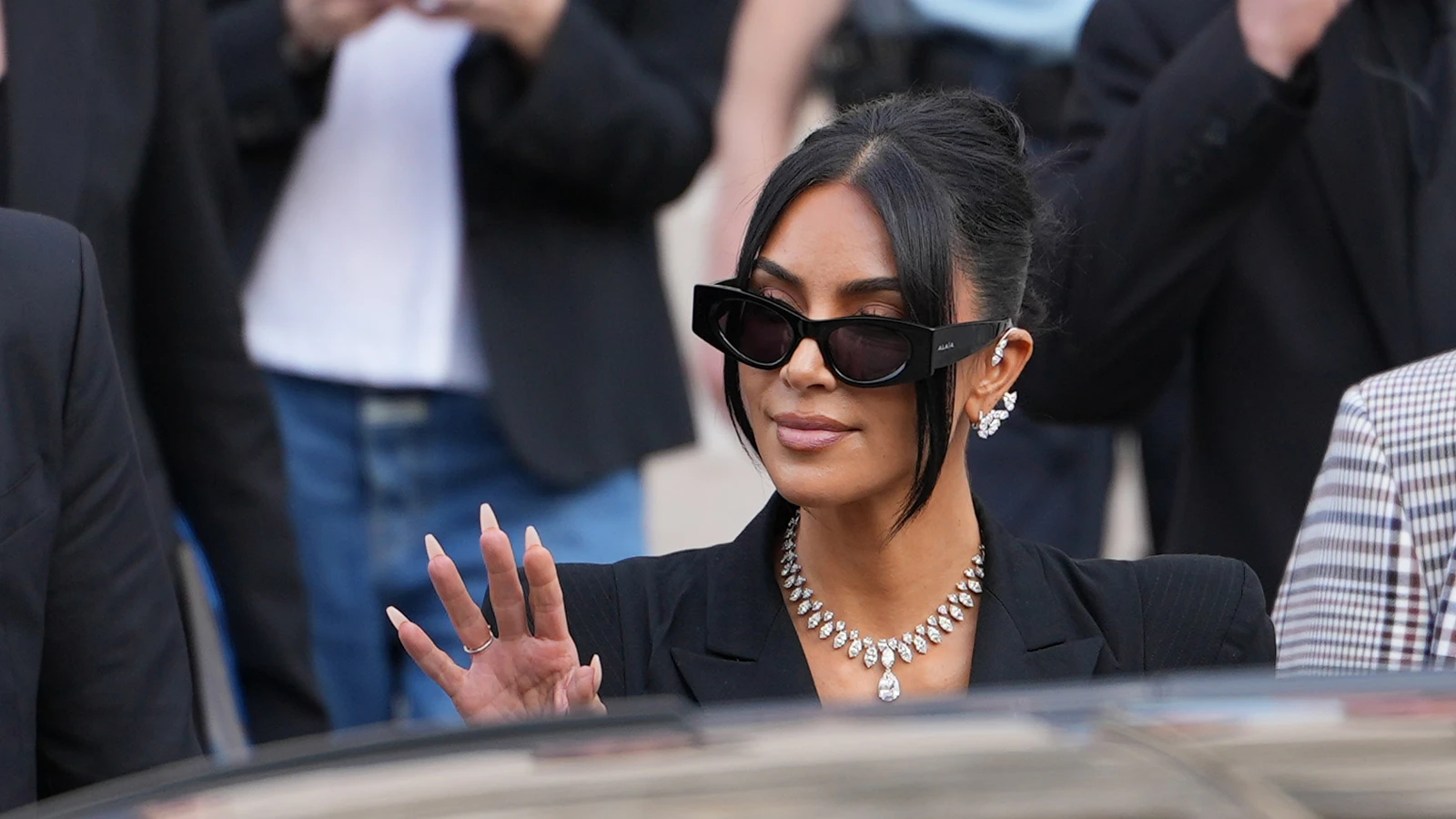 Ким Кардашьян выходит из зала суда | Getty Images