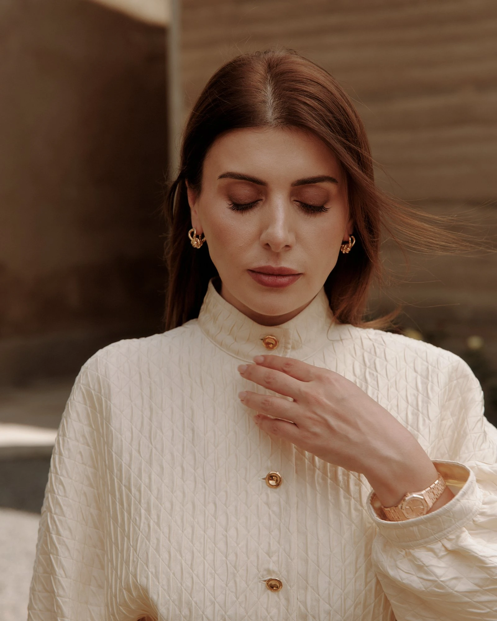 Блуза и юбка Loro Piana, серьги Bottega Veneta