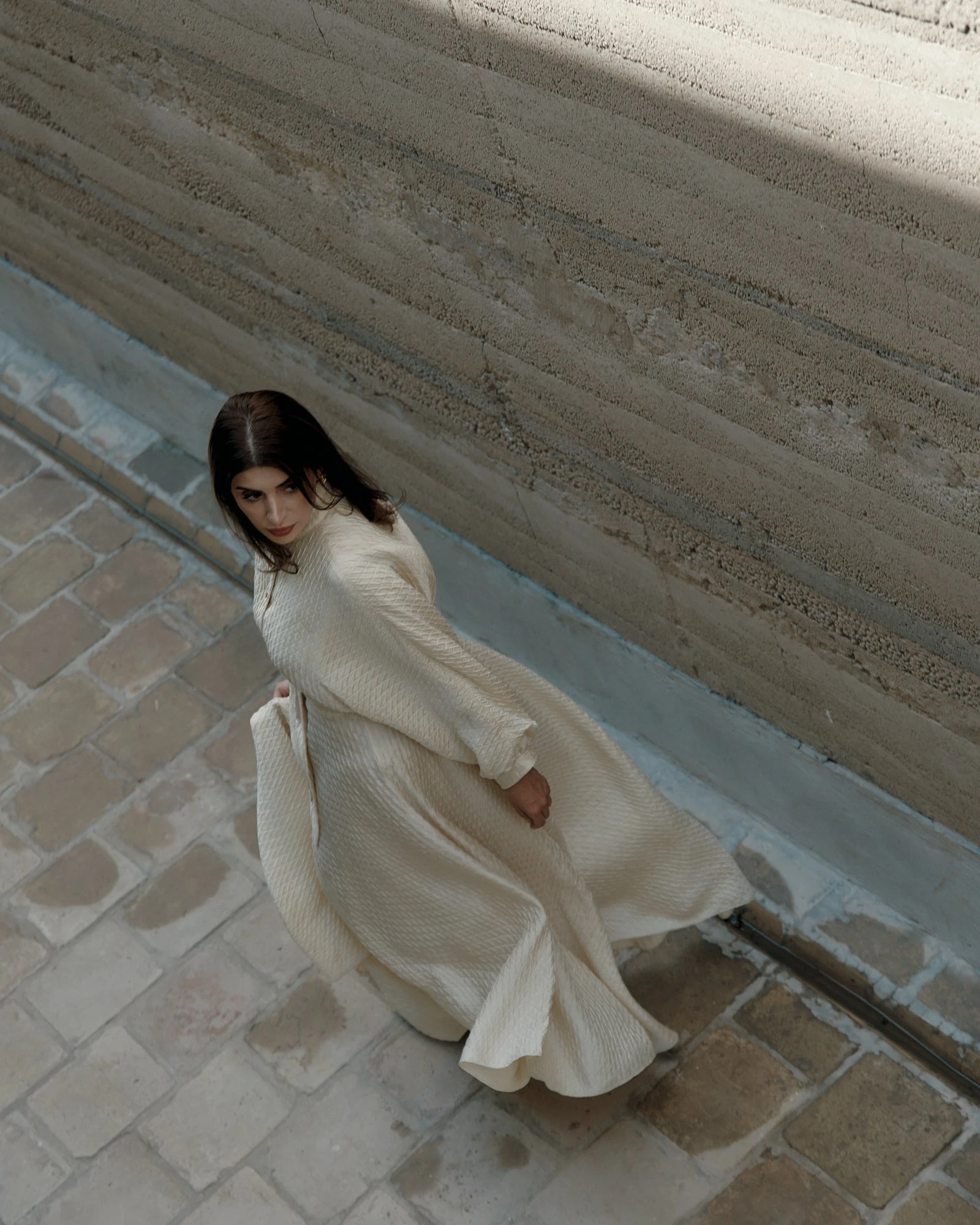 Блуза и юбка Loro Piana, серьги Bottega Veneta