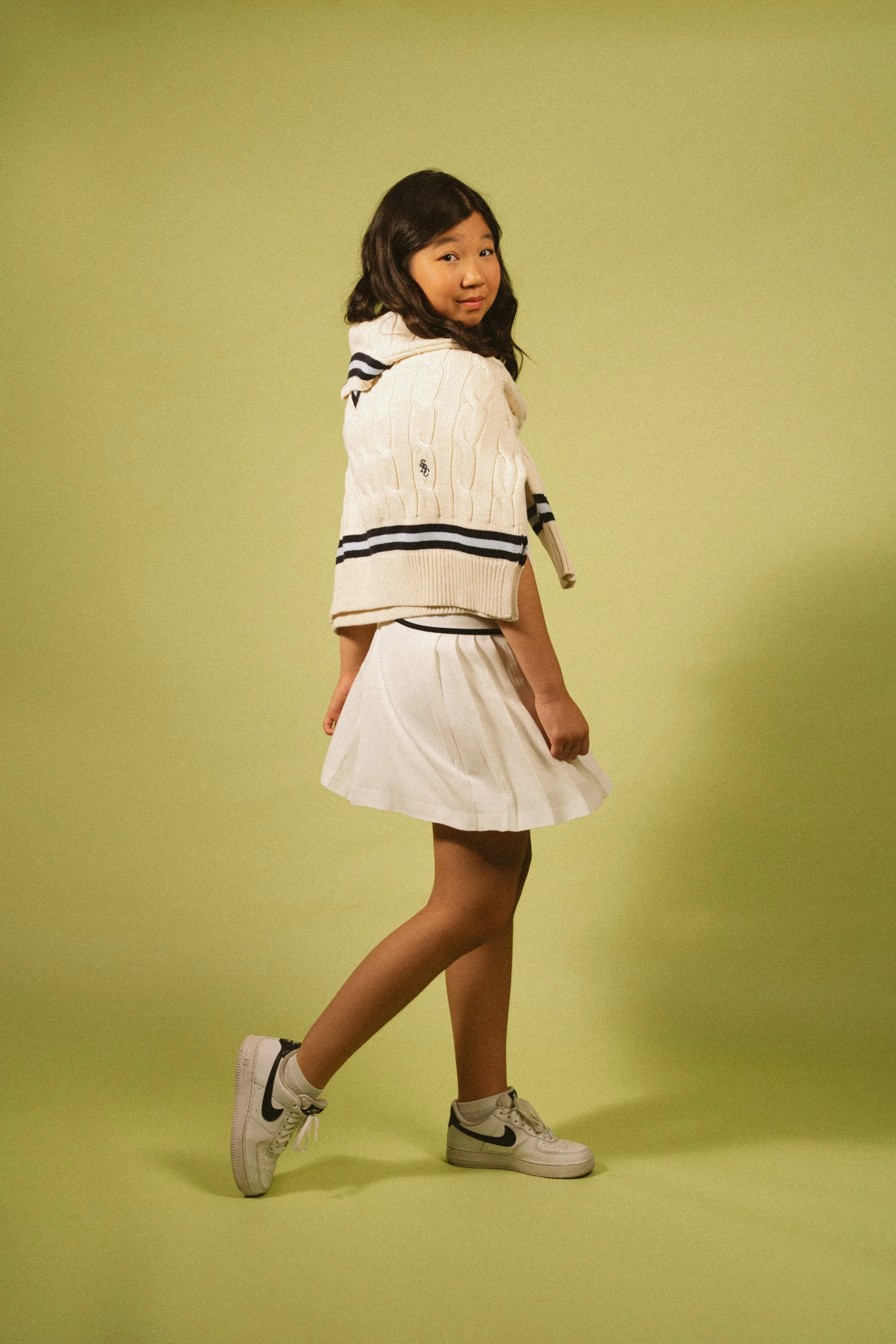 На Елназ – [вязанный пуловер](https://viled.kz/item/375684?utm_source=Tatler&utm_medium=120825&utm_campaign=chess) и [теннисное платье](https://viled.kz/item/375674?utm_source=Tatler&utm_medium=120825&utm_campaign=chess) от Sporty&Rich