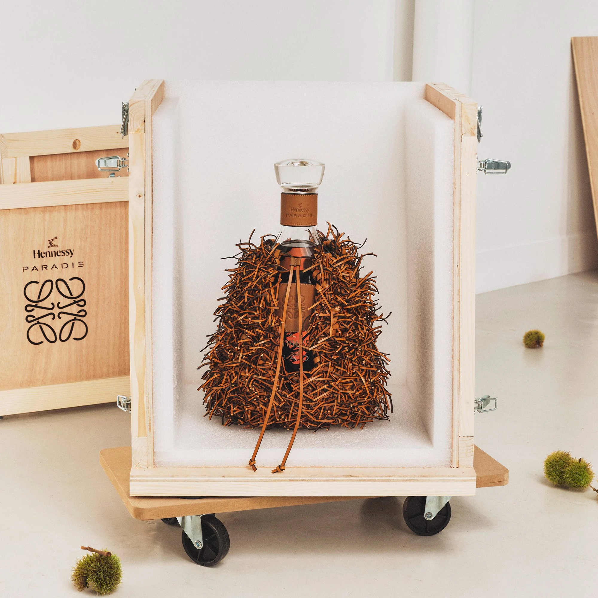 Hennessy Paradis x Loewe: декантер в плюске каштана от Джонатана Андерсона