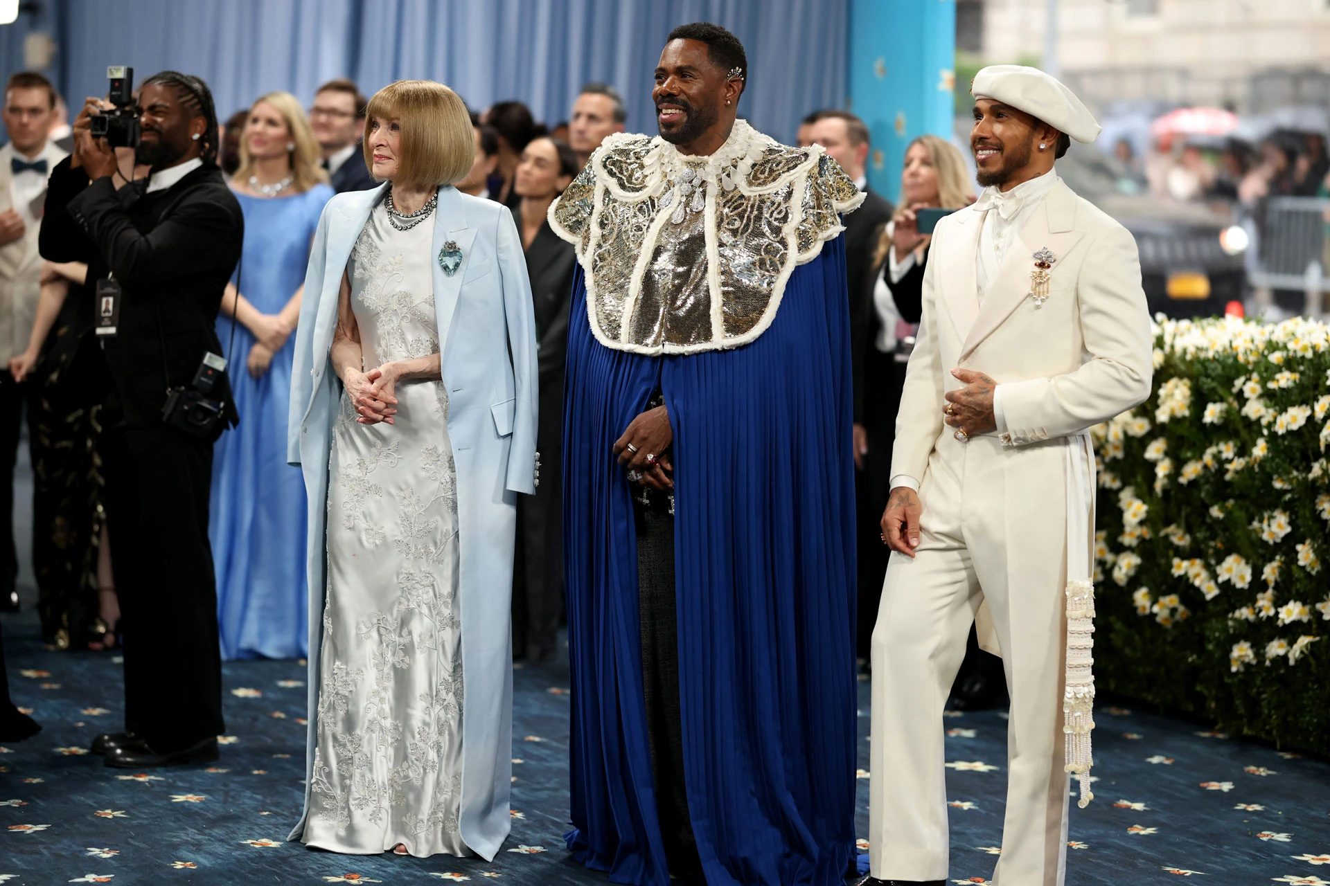Председатель Met Gala Анна Винтур, сопредседатель Met Gala Колман Доминго и сопредседатель Льюис Гамильтон присутствуют на Met Gala 2025, посвященном теме «Superfine: Tailoring Black Style», в Метрополитен-музее 5 мая 2025 года в Нью-Йорке | Getty Images